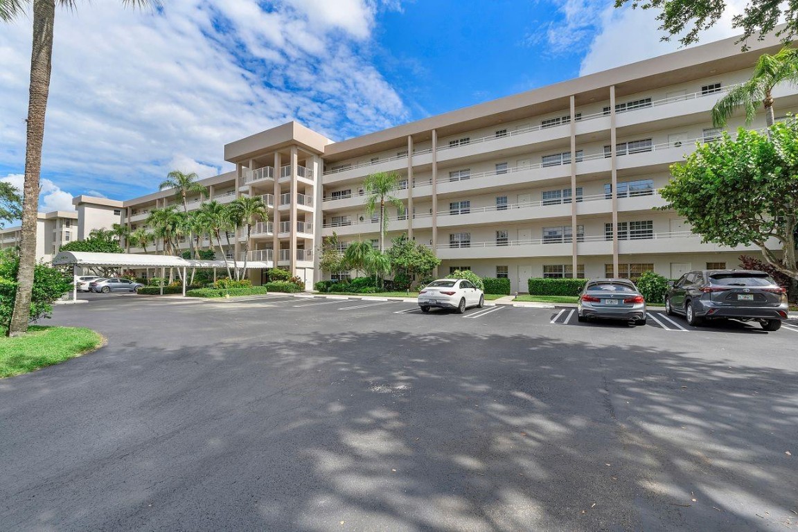 3930 Oaks Clubhouse Dr 405