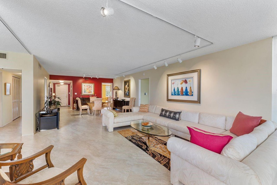 3930 Oaks Clubhouse Dr 405