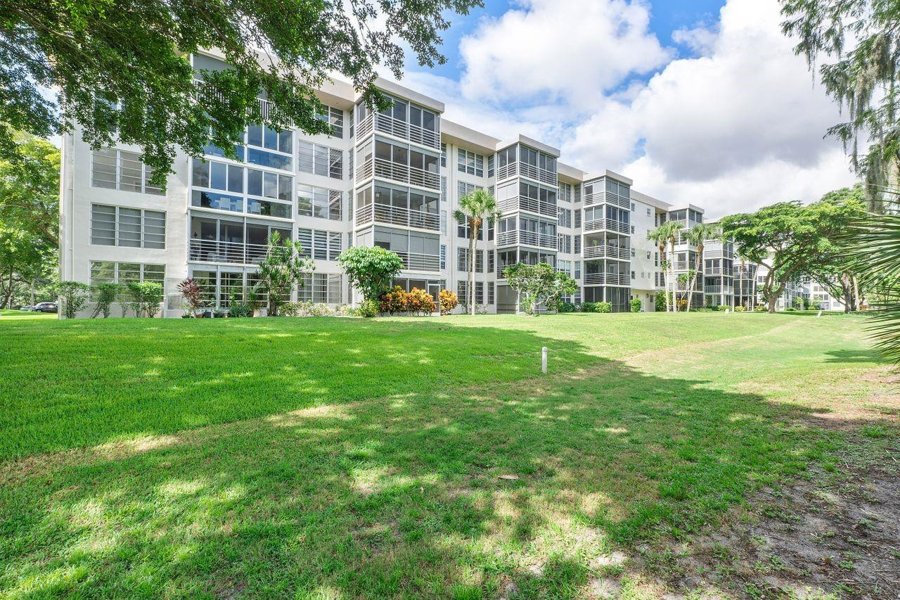 3930 Oaks Clubhouse Dr 405