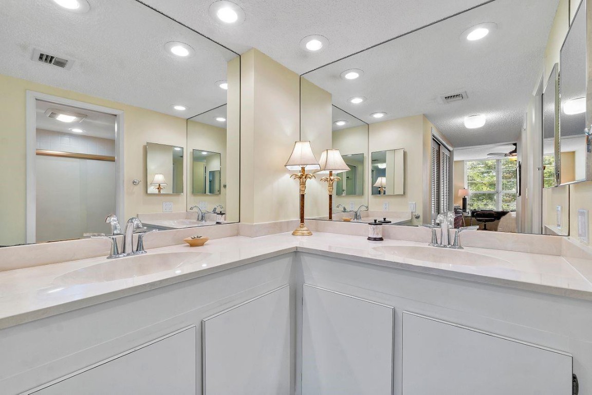 3930 Oaks Clubhouse Dr 405