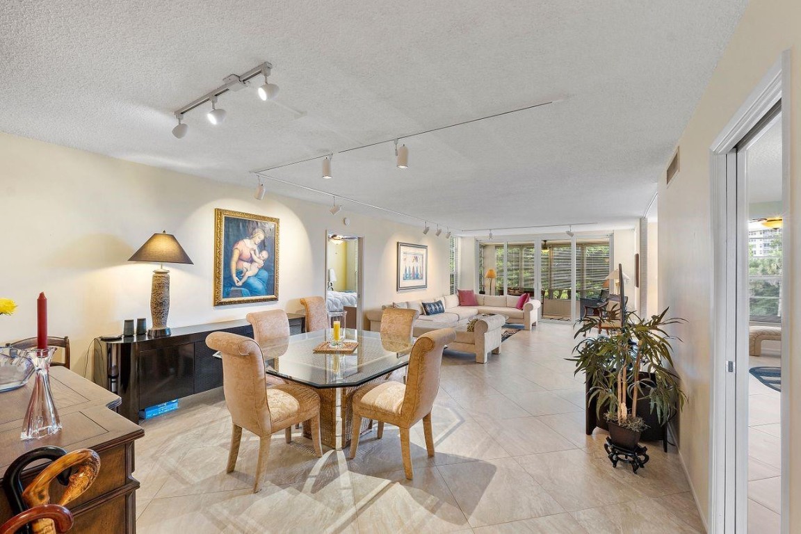 3930 Oaks Clubhouse Dr 405