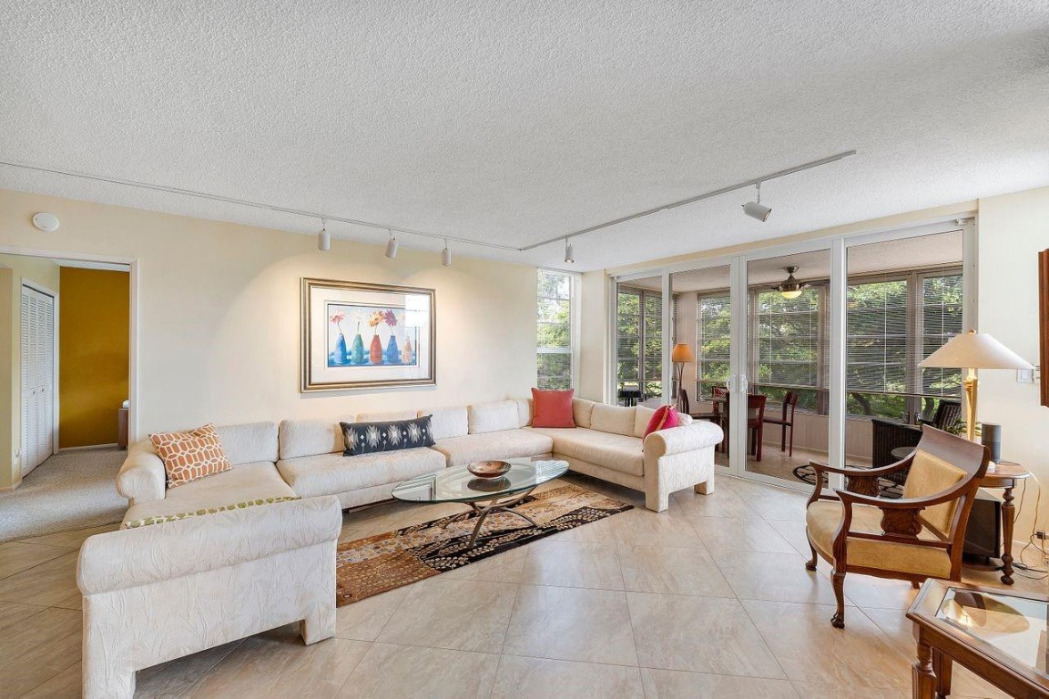 3930 Oaks Clubhouse Dr 405