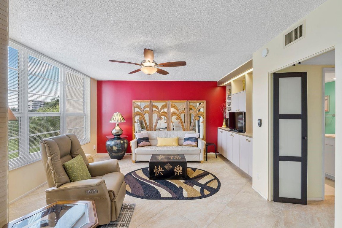 3930 Oaks Clubhouse Dr 405