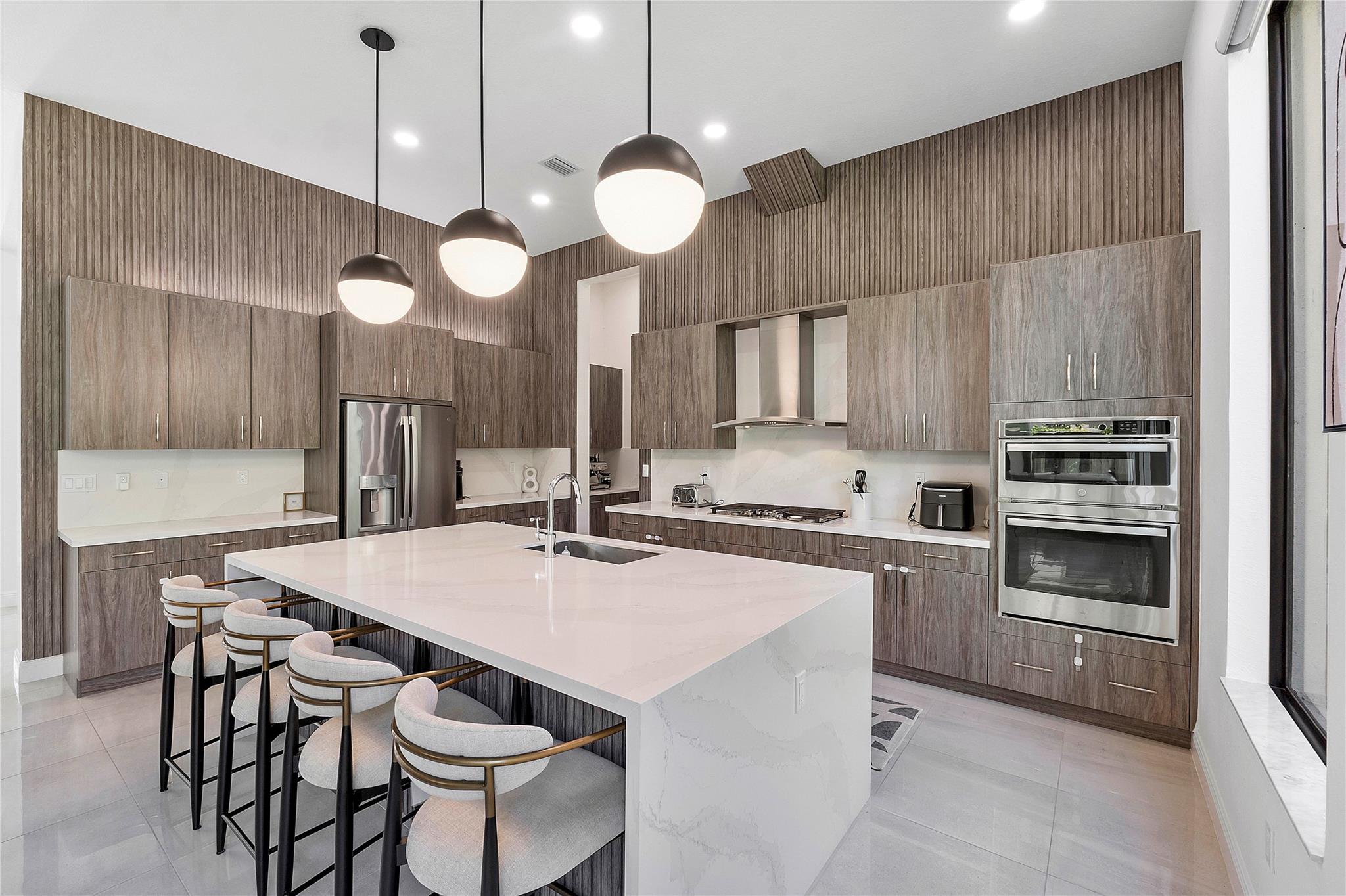 9015 W Bay Trl