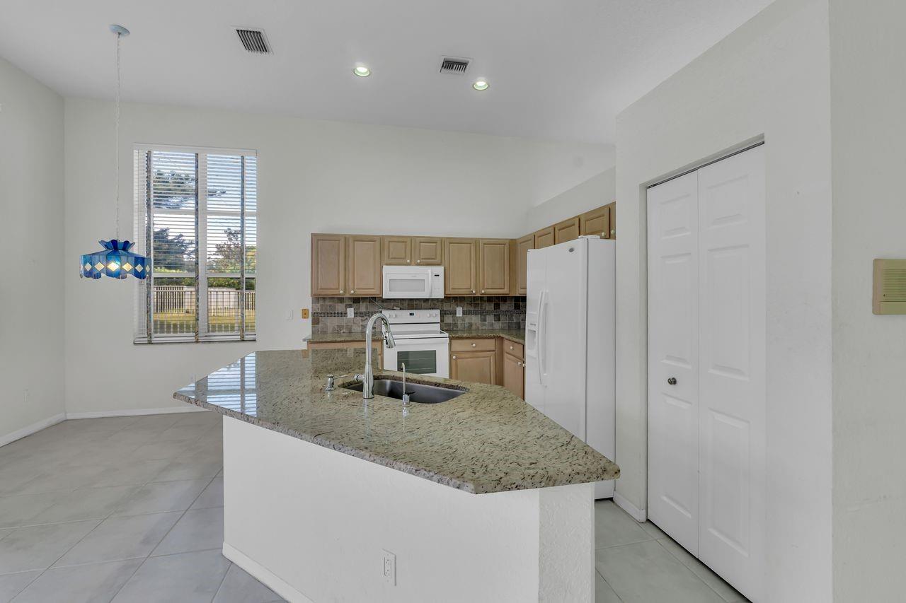 7665 NW 71st Ter