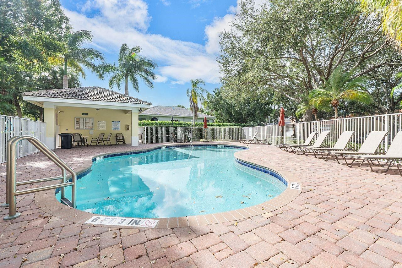 7665 NW 71st Ter