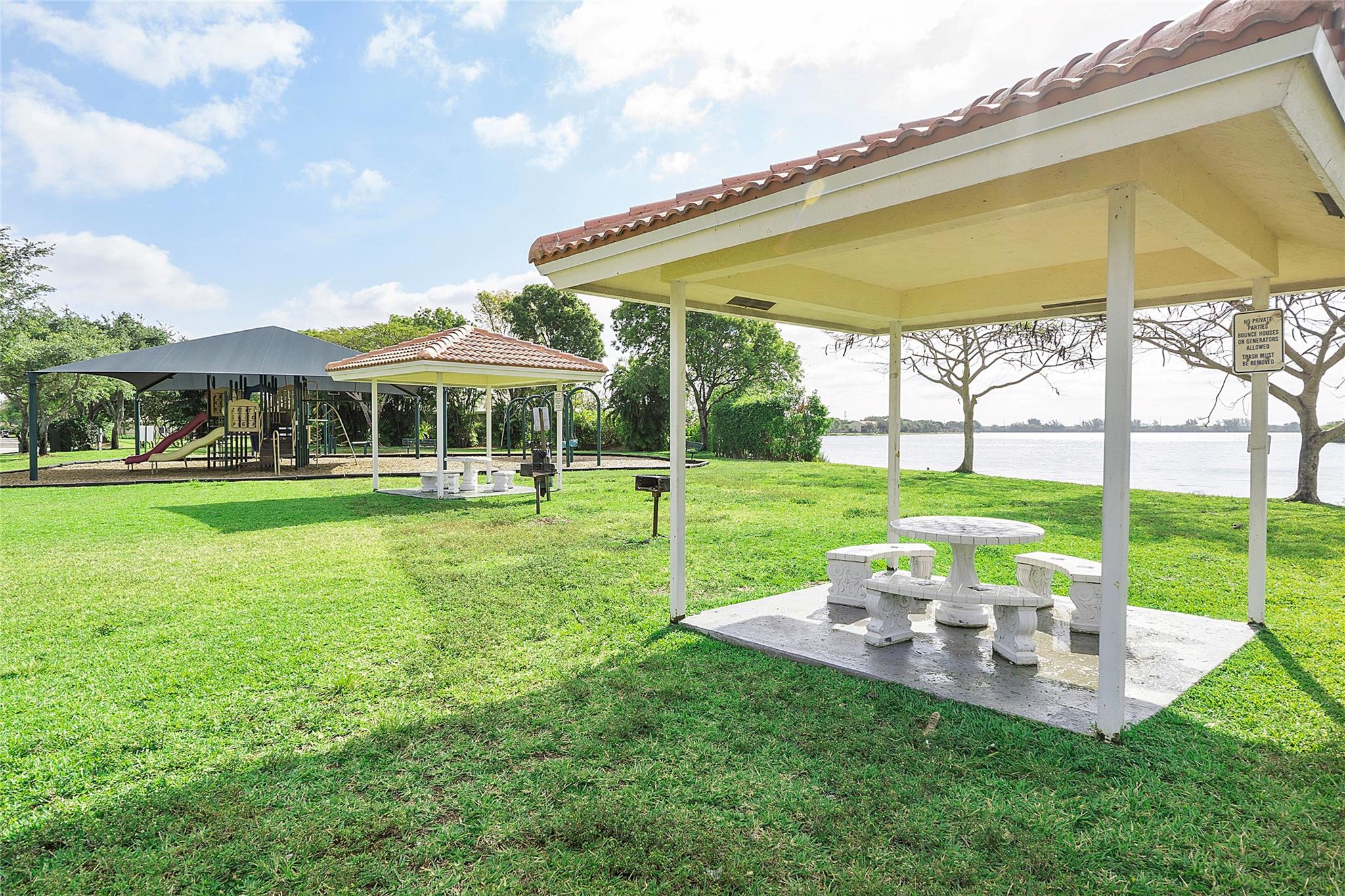 1367 SW 48th Ter