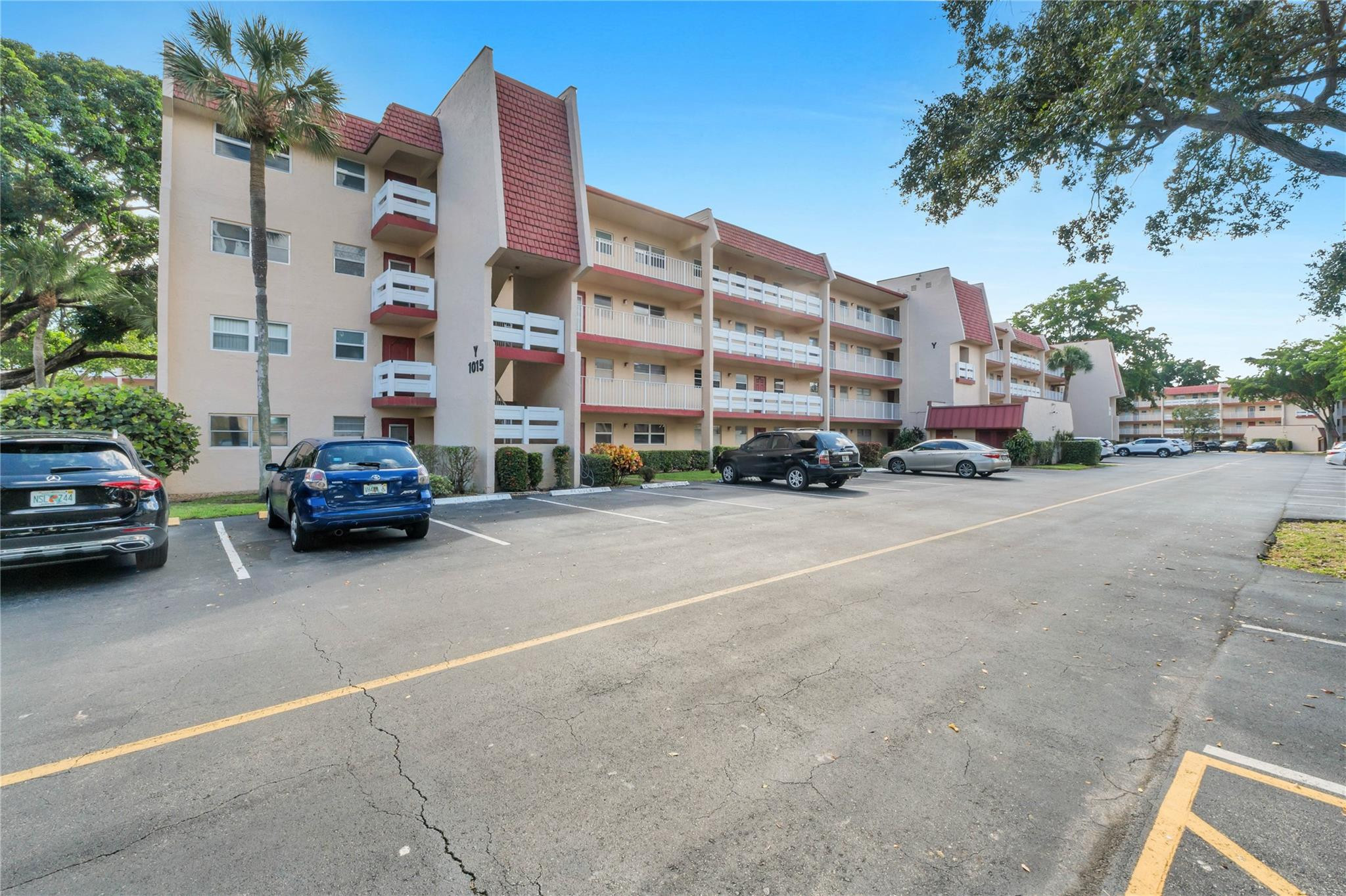 1015 Country Club Dr 203