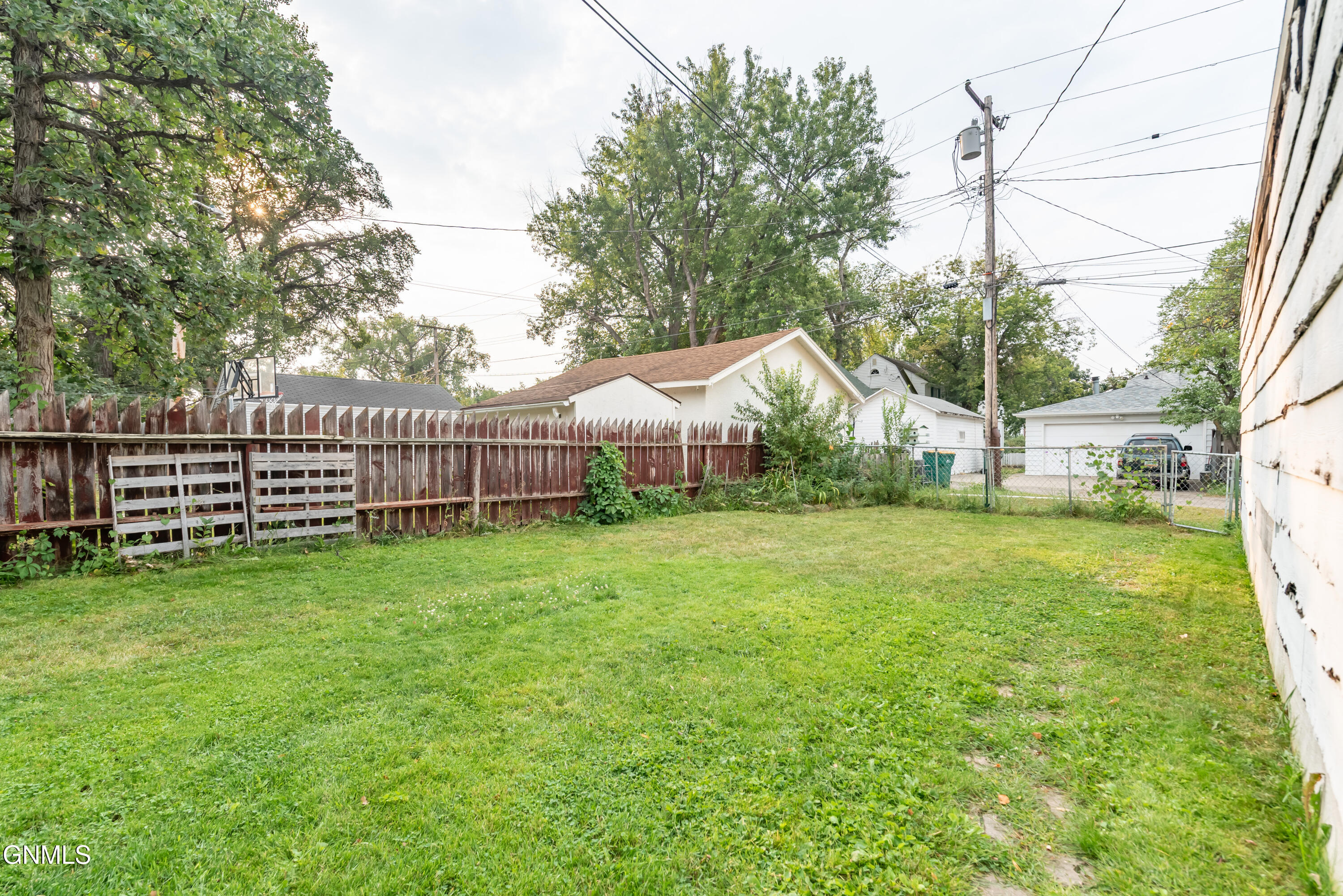 619 W Rosser Avenue
