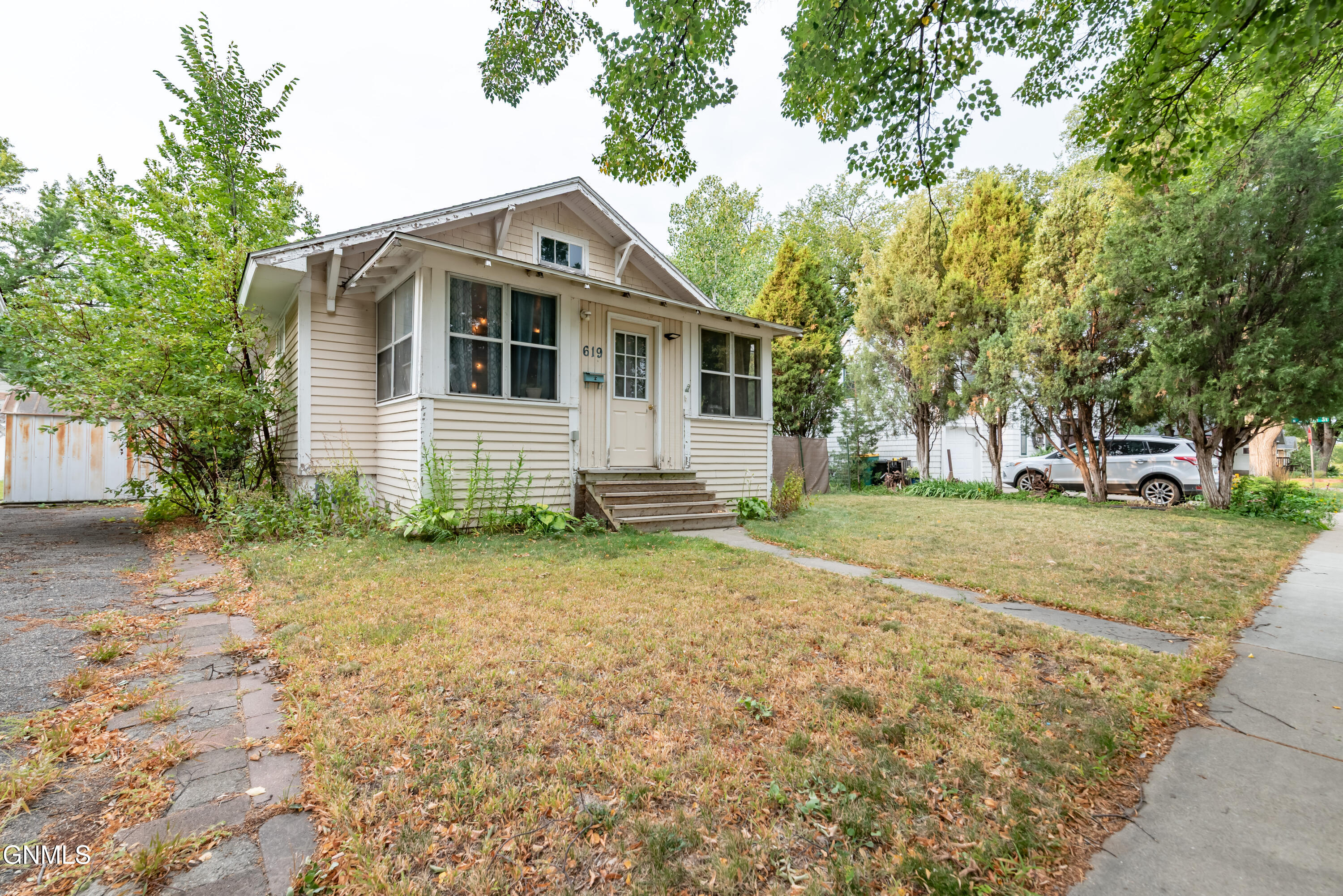 619 W Rosser Avenue