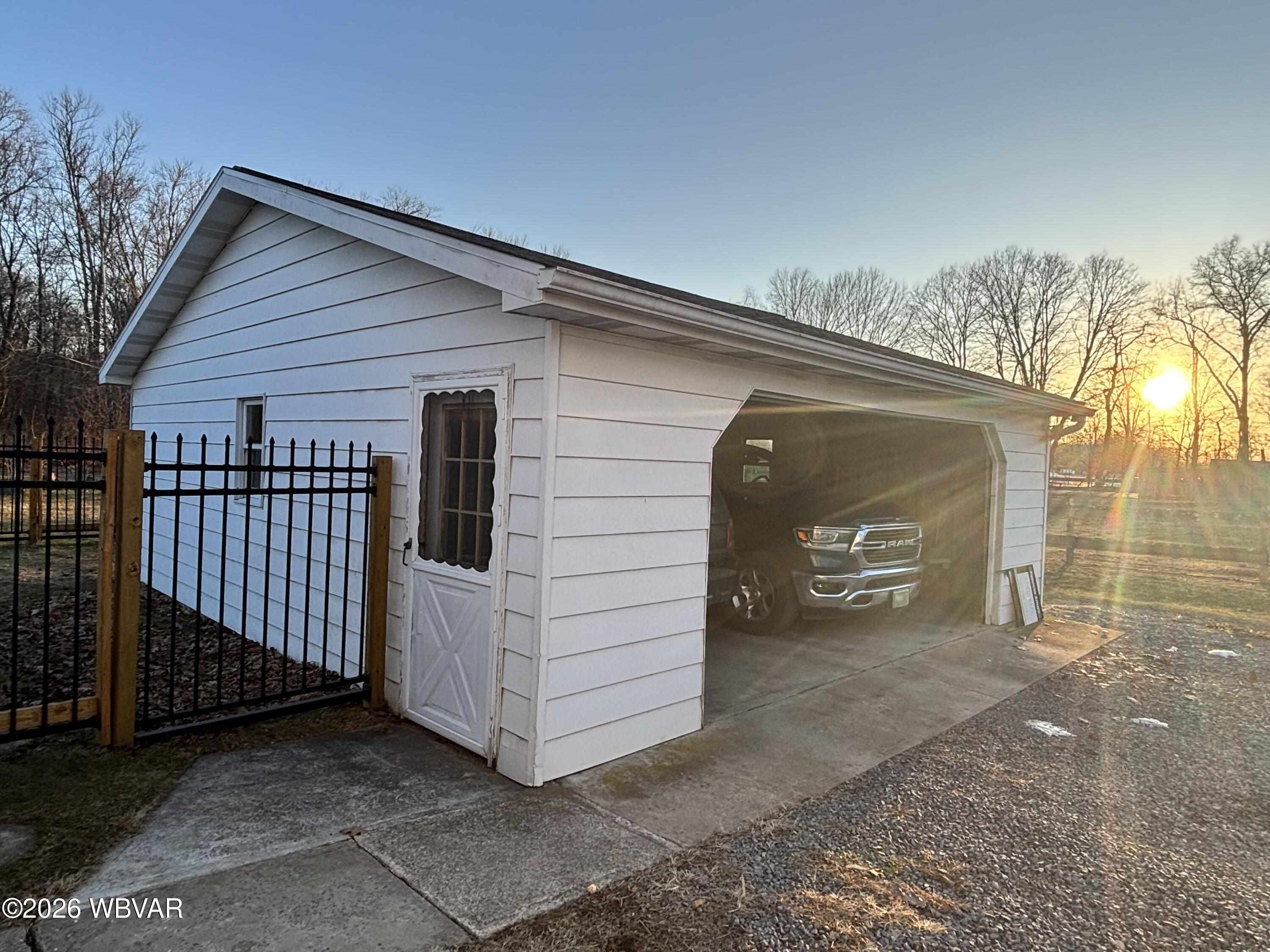 688 RT 442 HIGHWAY