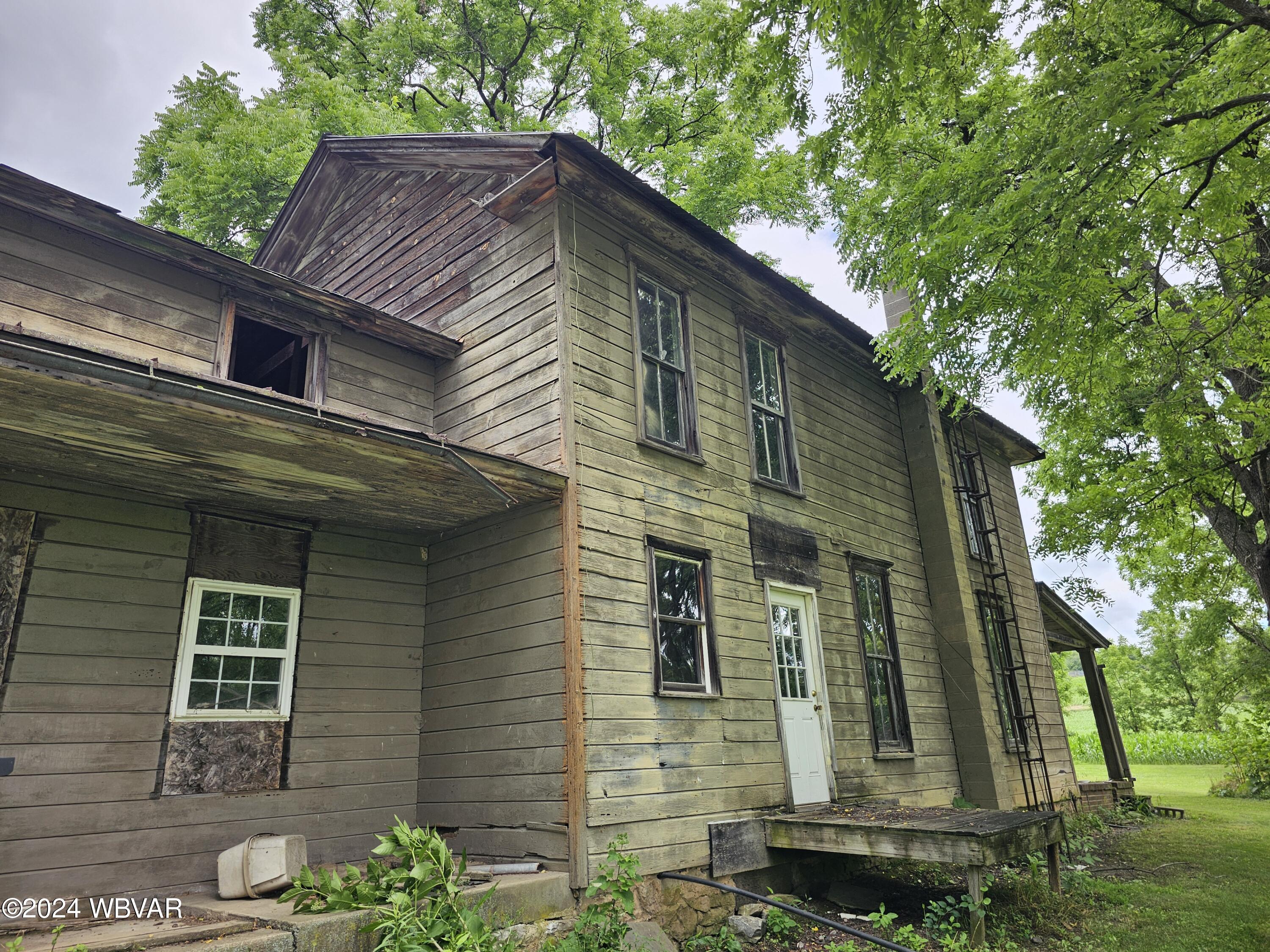 1560 FREDERICK DRIVE