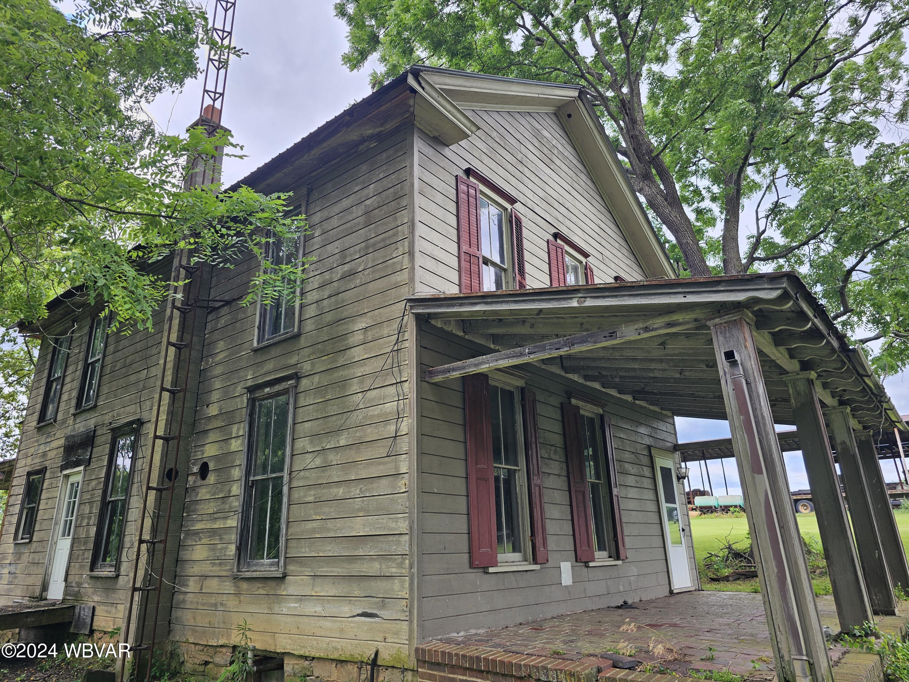 1560 FREDERICK DRIVE