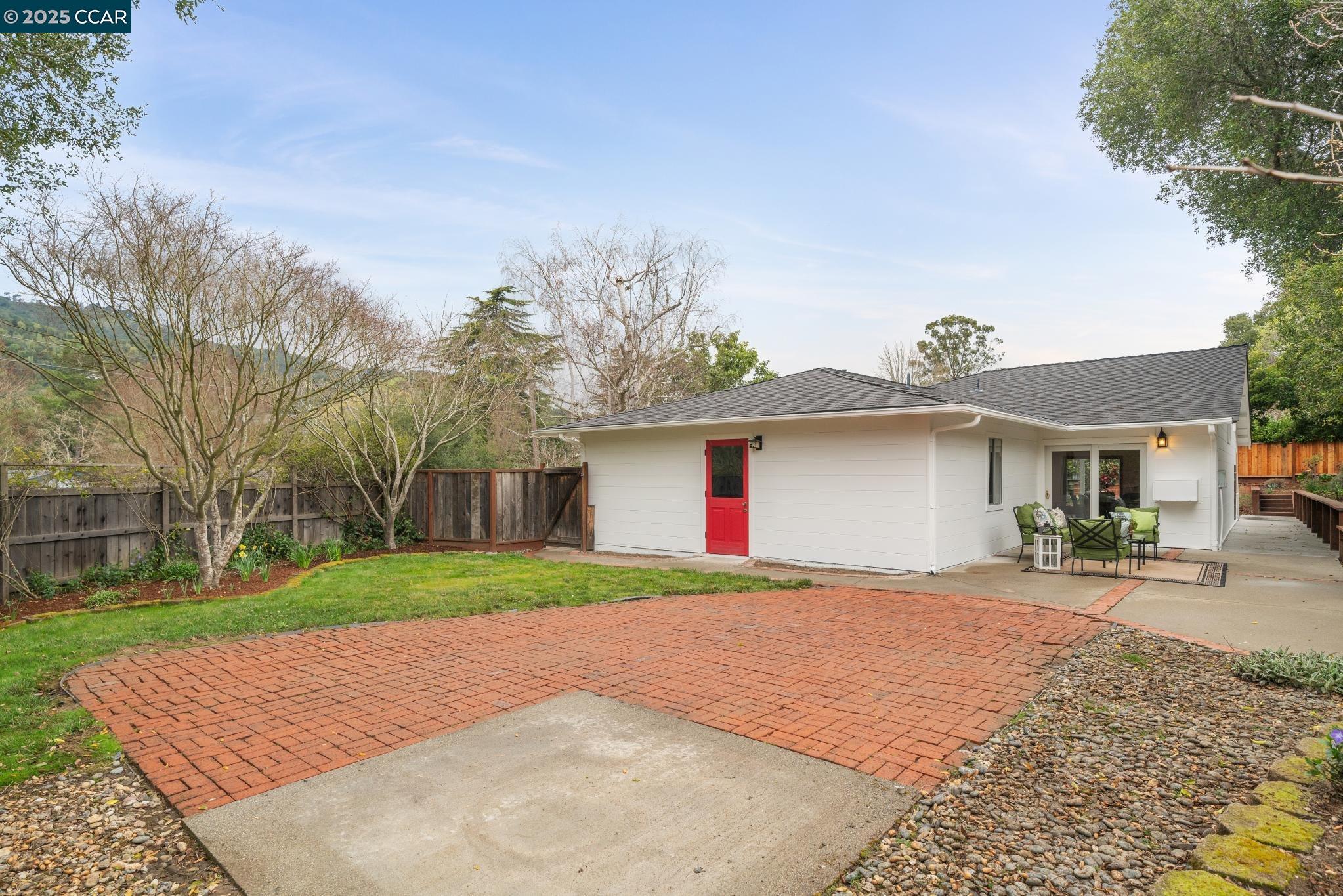 11 Hacienda Cir