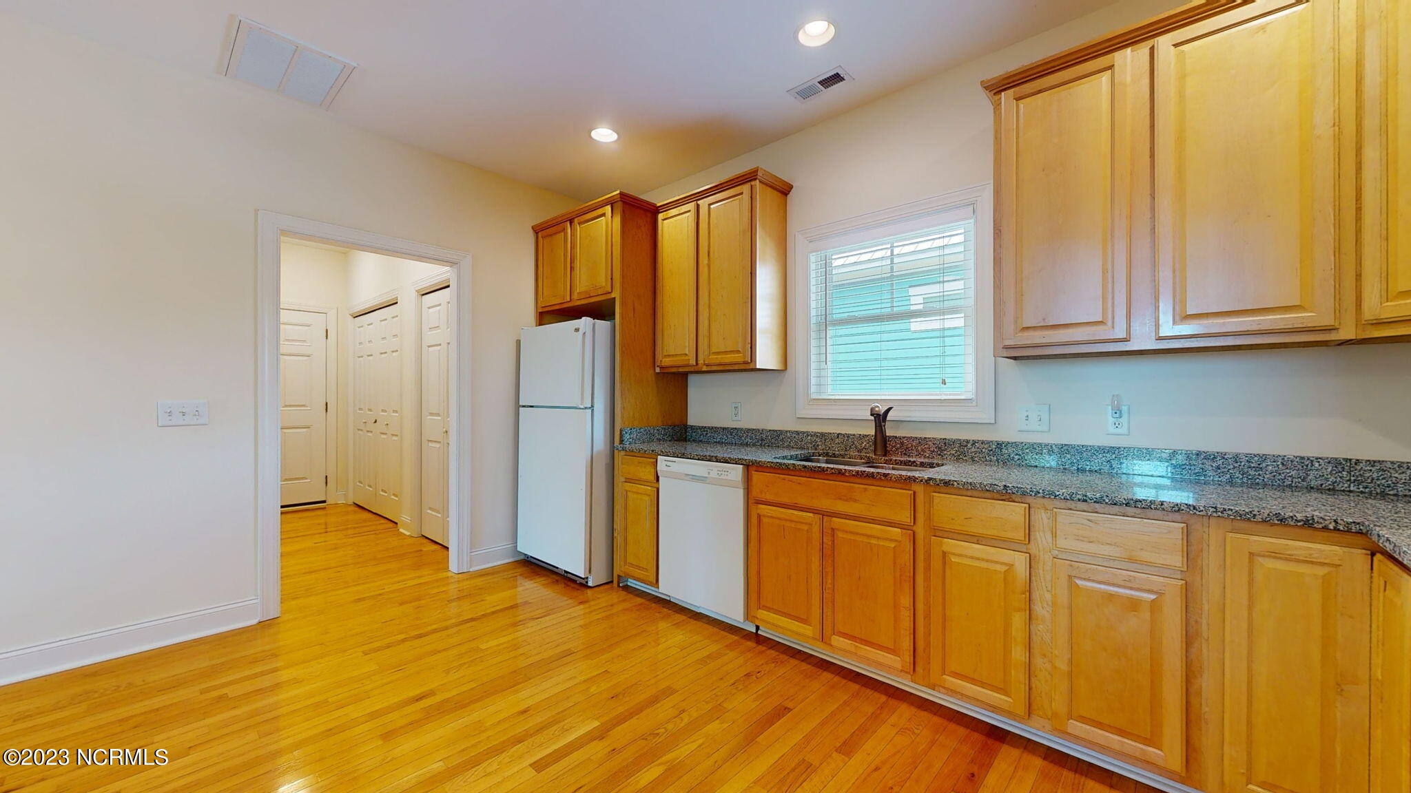 905 Ocean Boulevard, 2