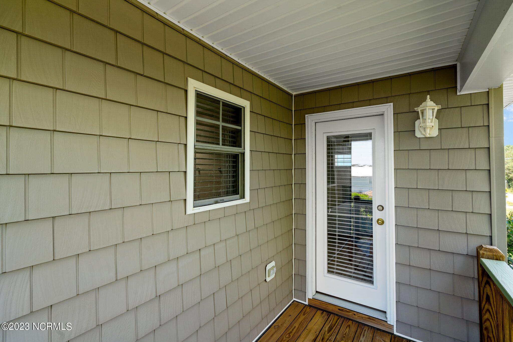 905 Ocean Boulevard, 2