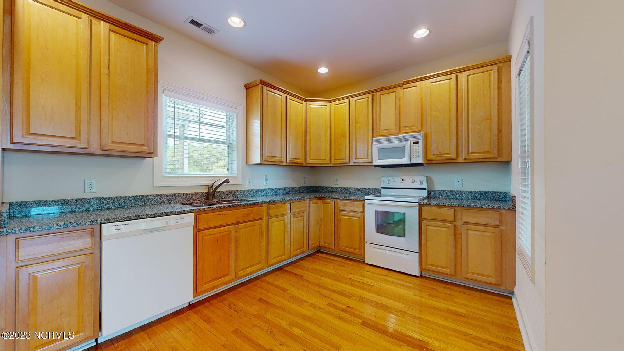 905 Ocean Boulevard, 2