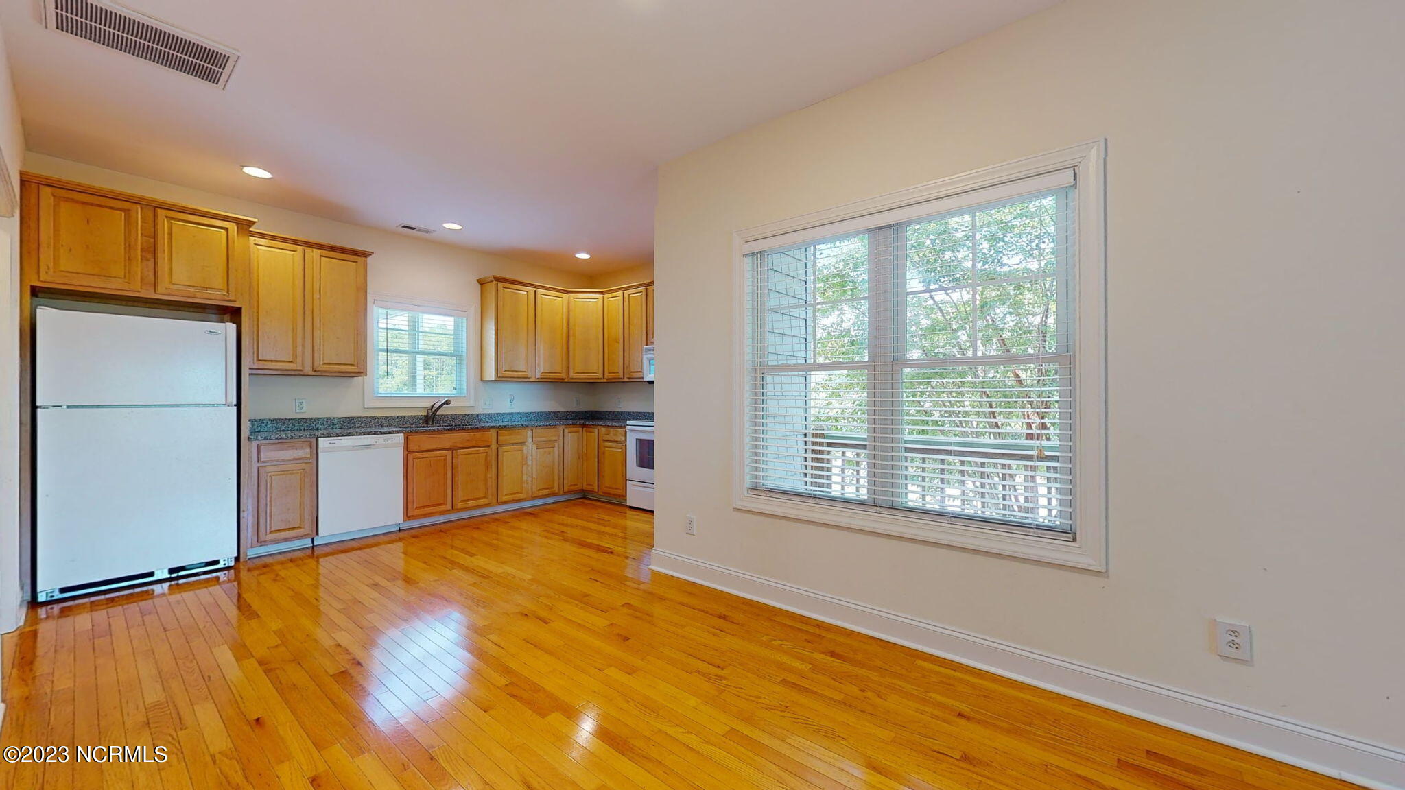 905 Ocean Boulevard, 2