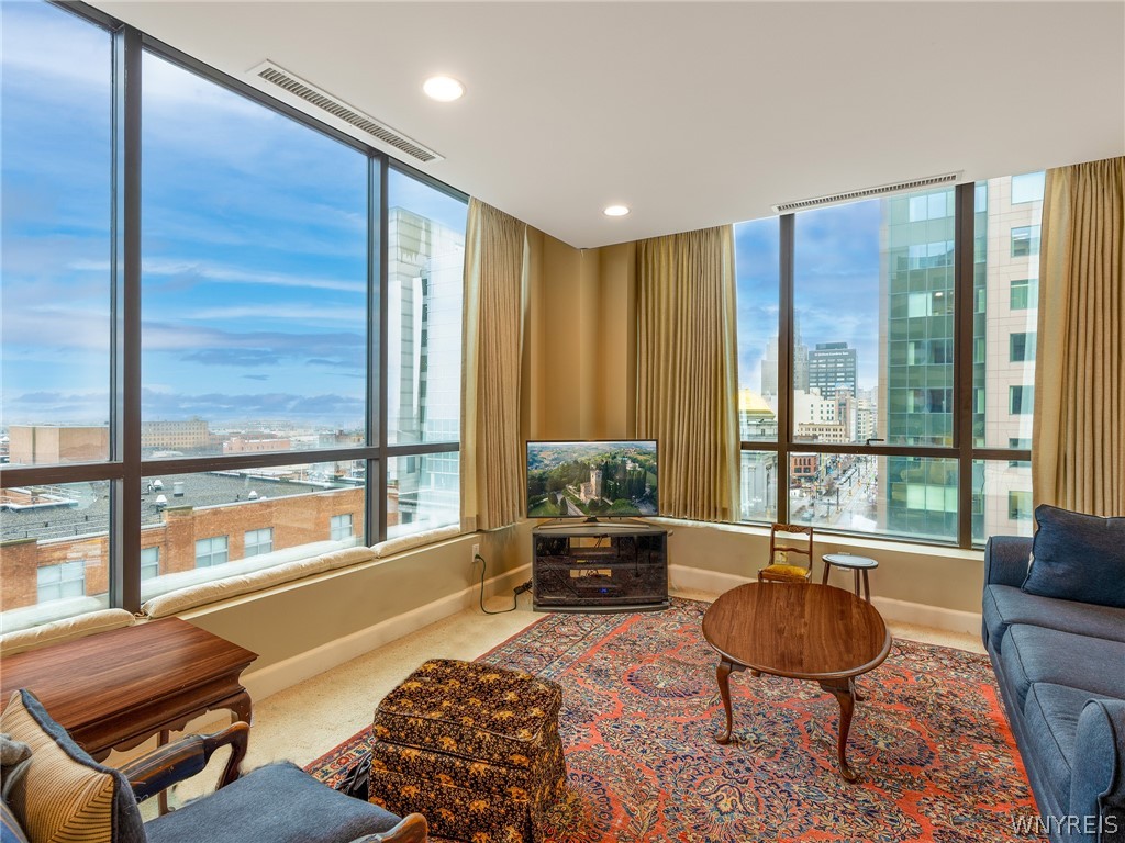 610 Main Street 905