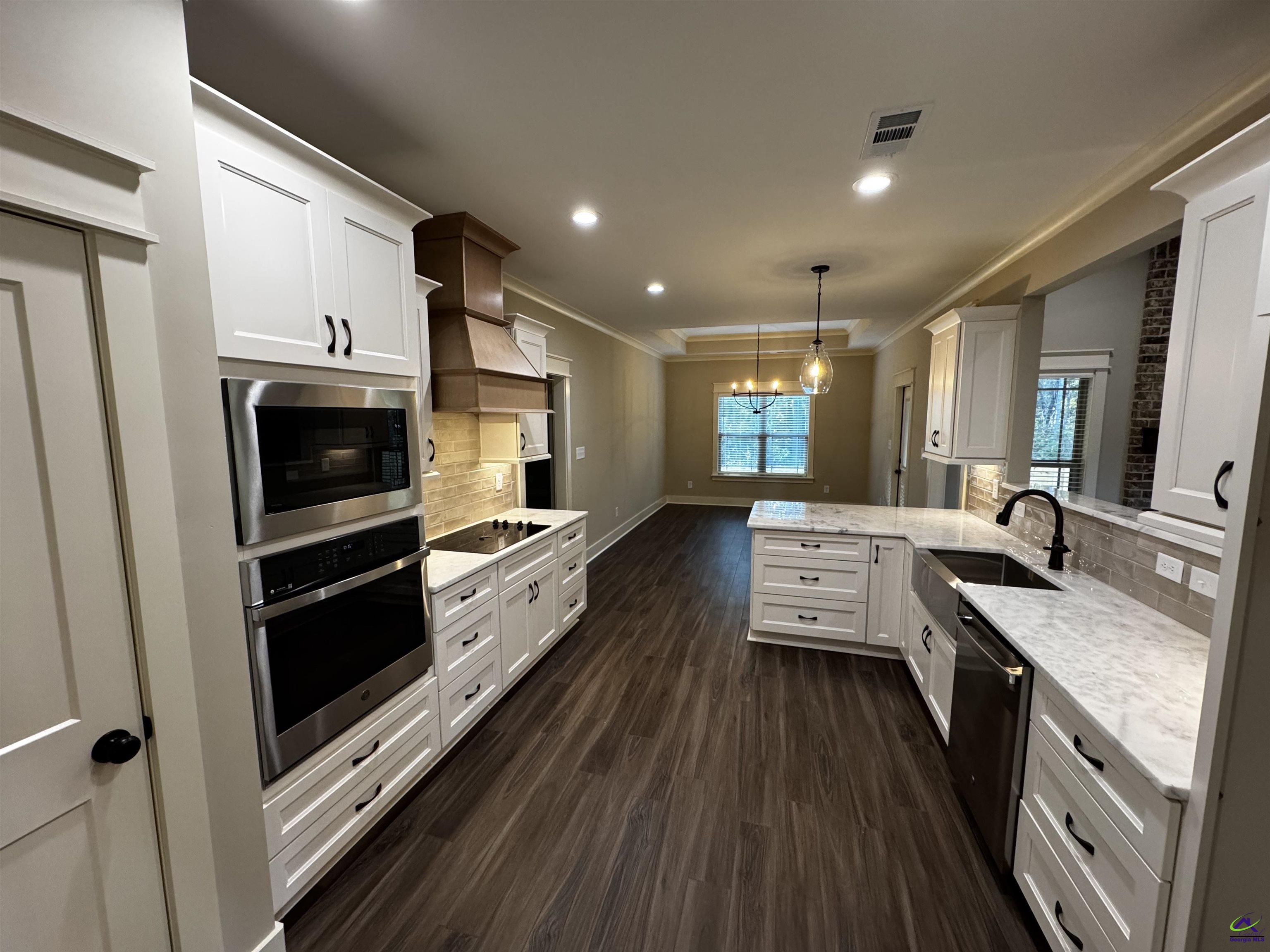 215 Golden Chestnut Bend