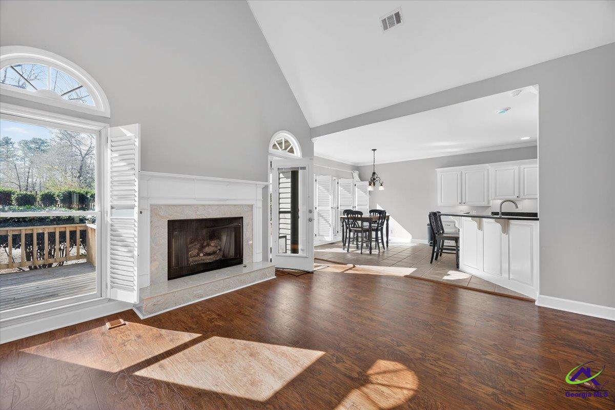 212 Falcon Crest