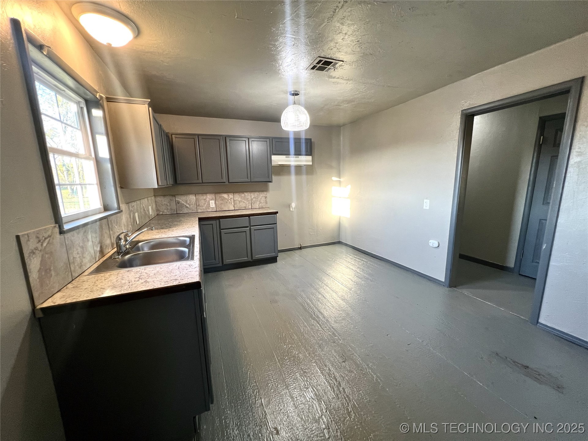 4610 N Detroit Avenue