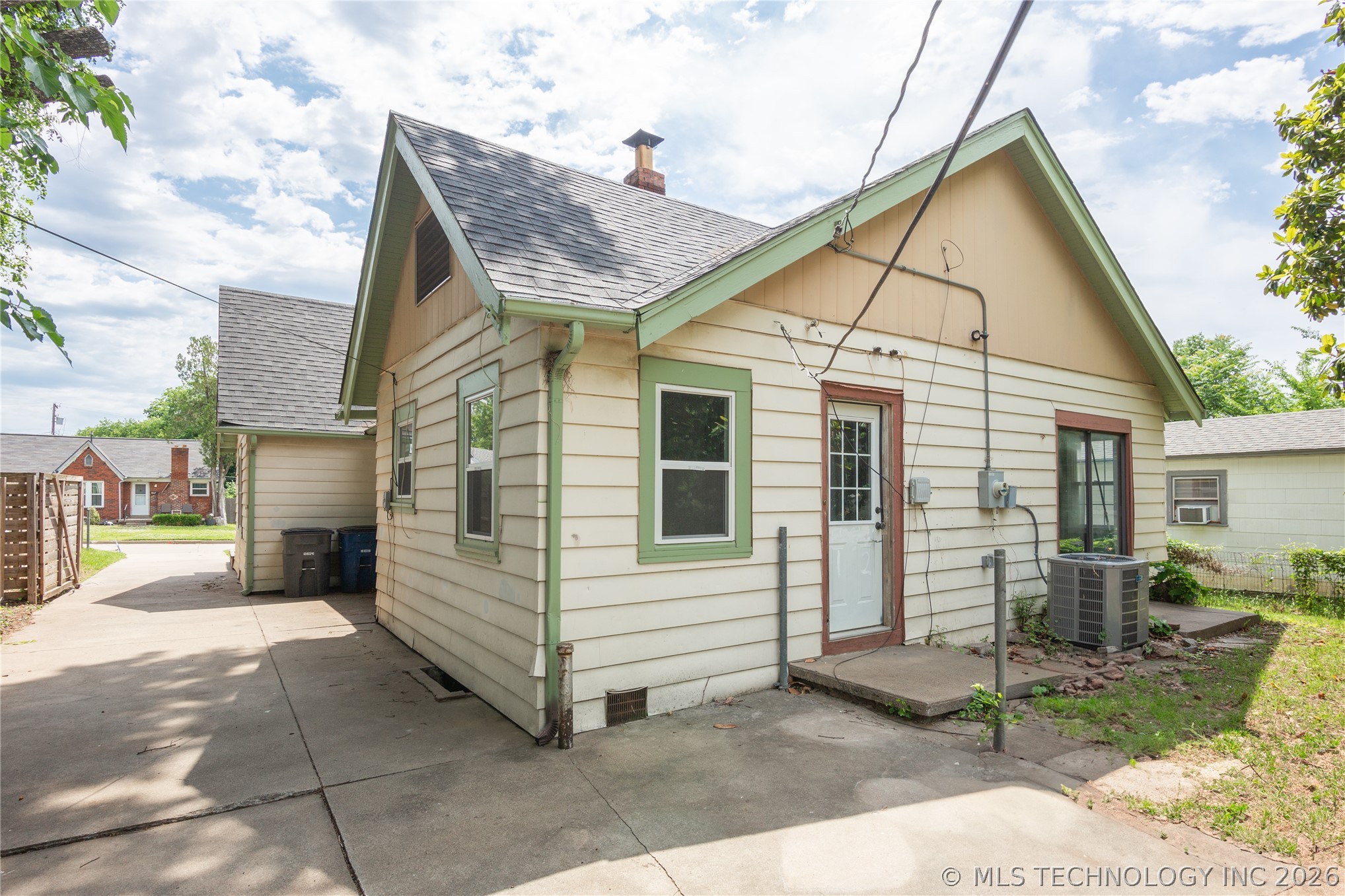 832 N College Avenue