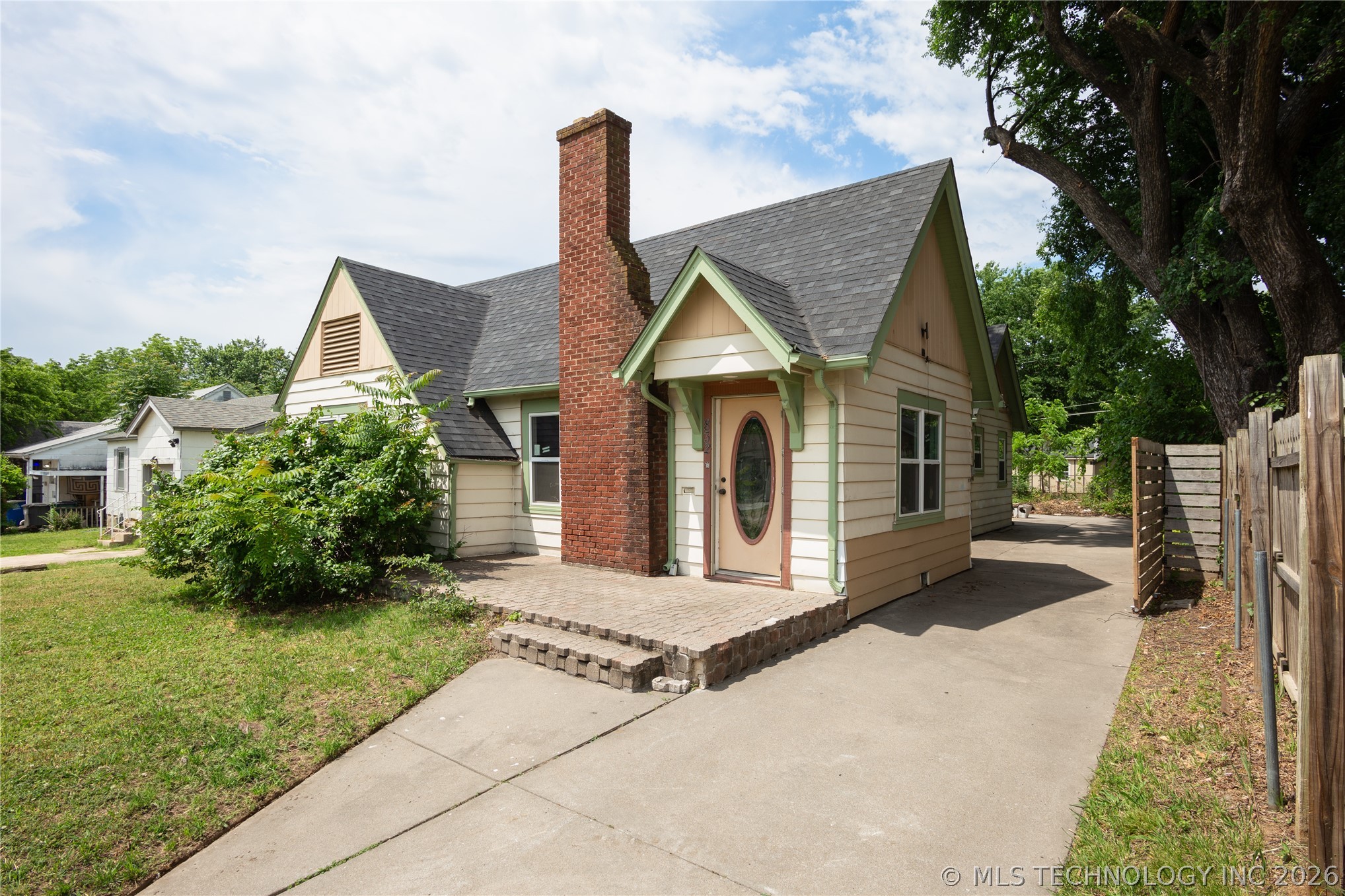 832 N College Avenue