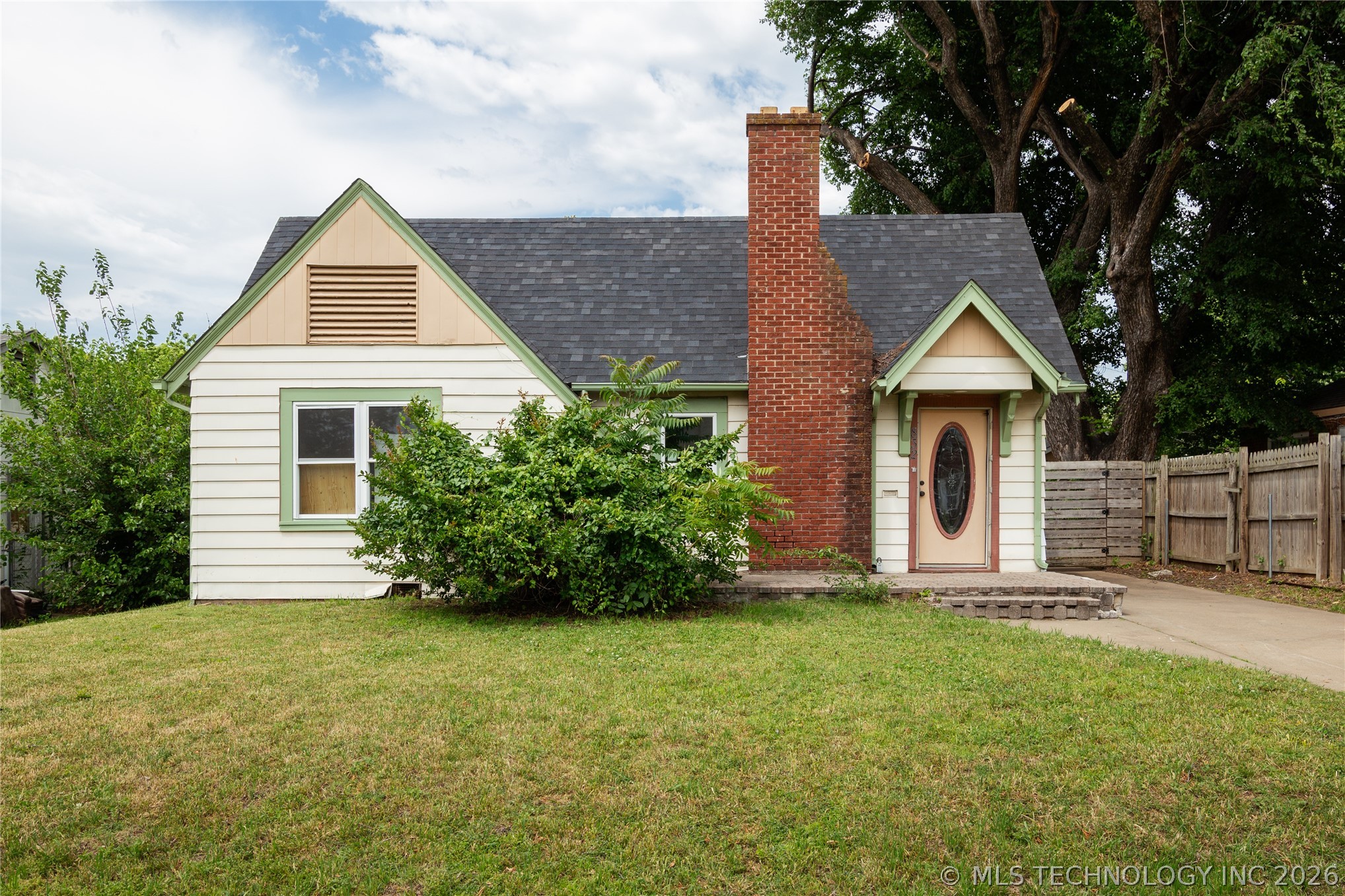 832 N College Avenue