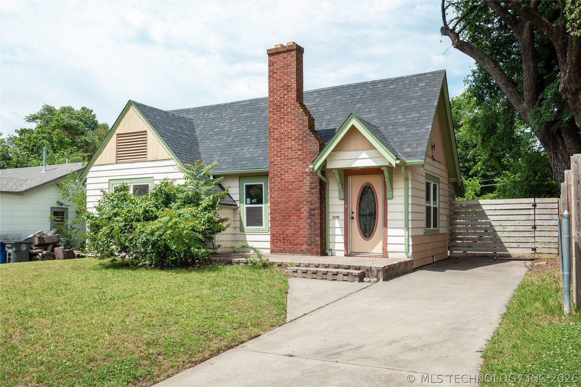 832 N College Avenue