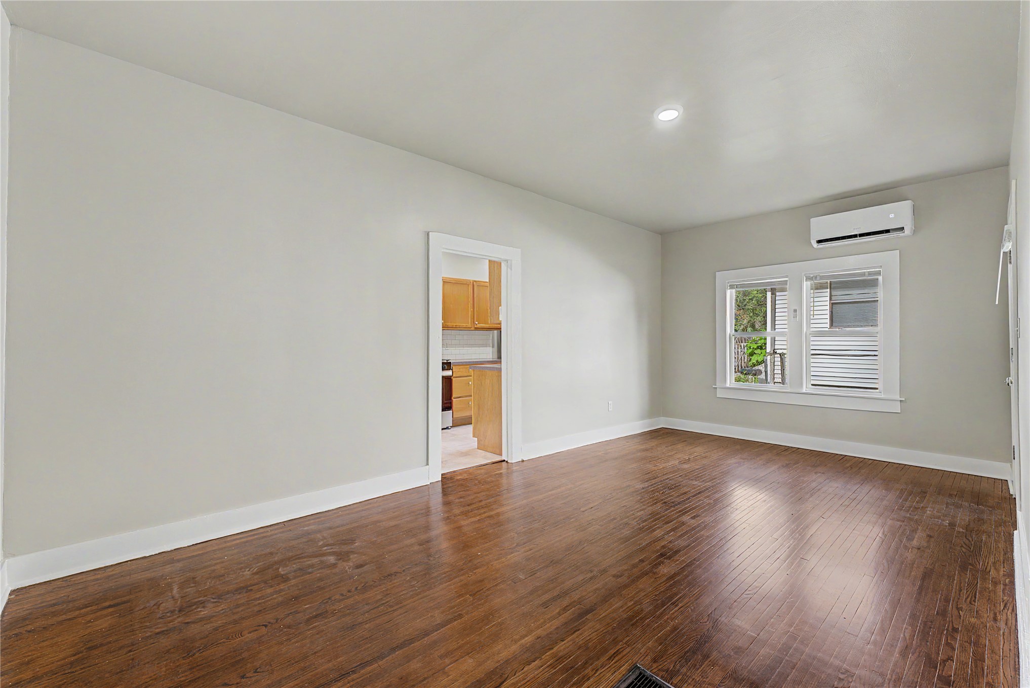 2015 E 2nd Street Unit B