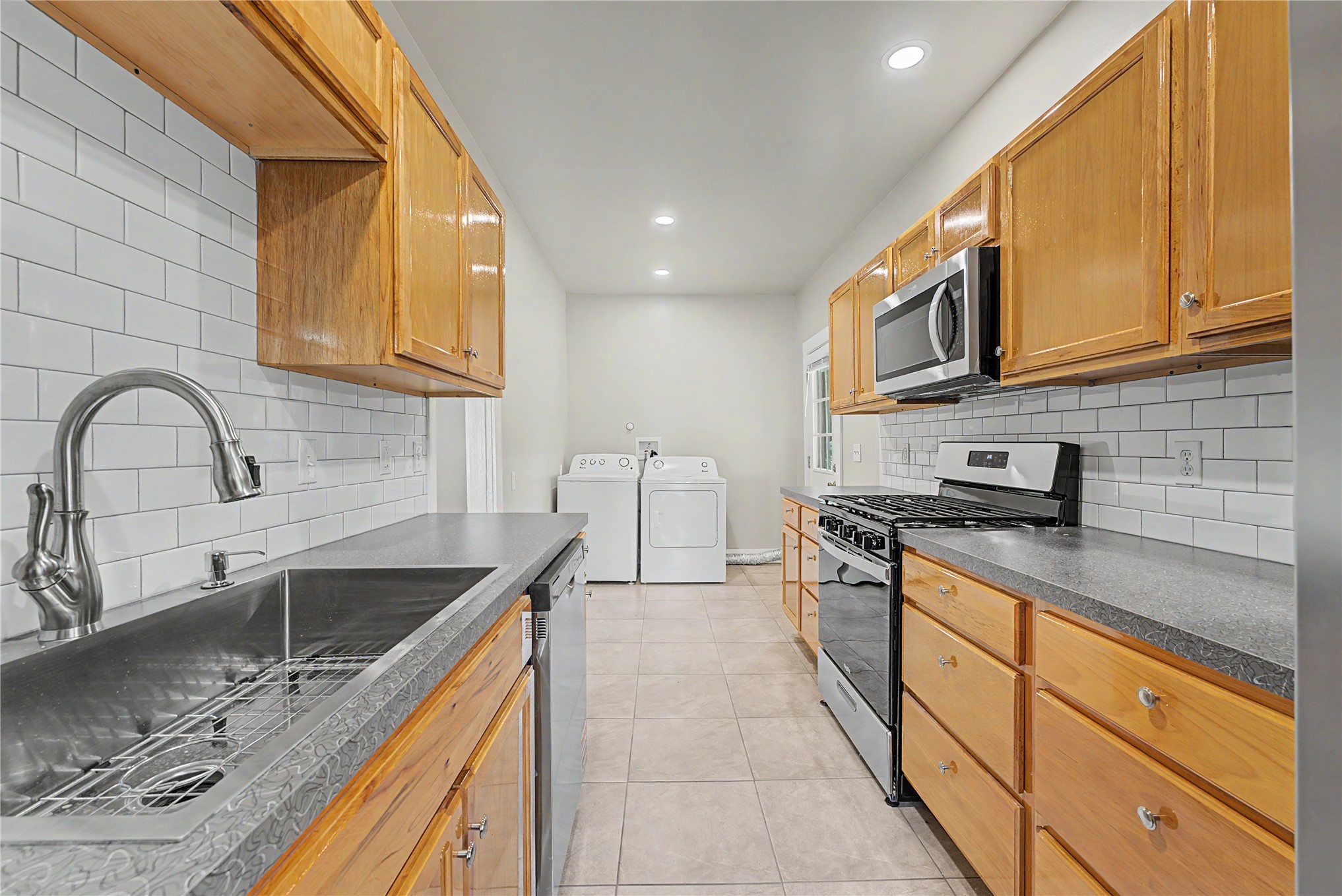 2015 E 2nd Street Unit B