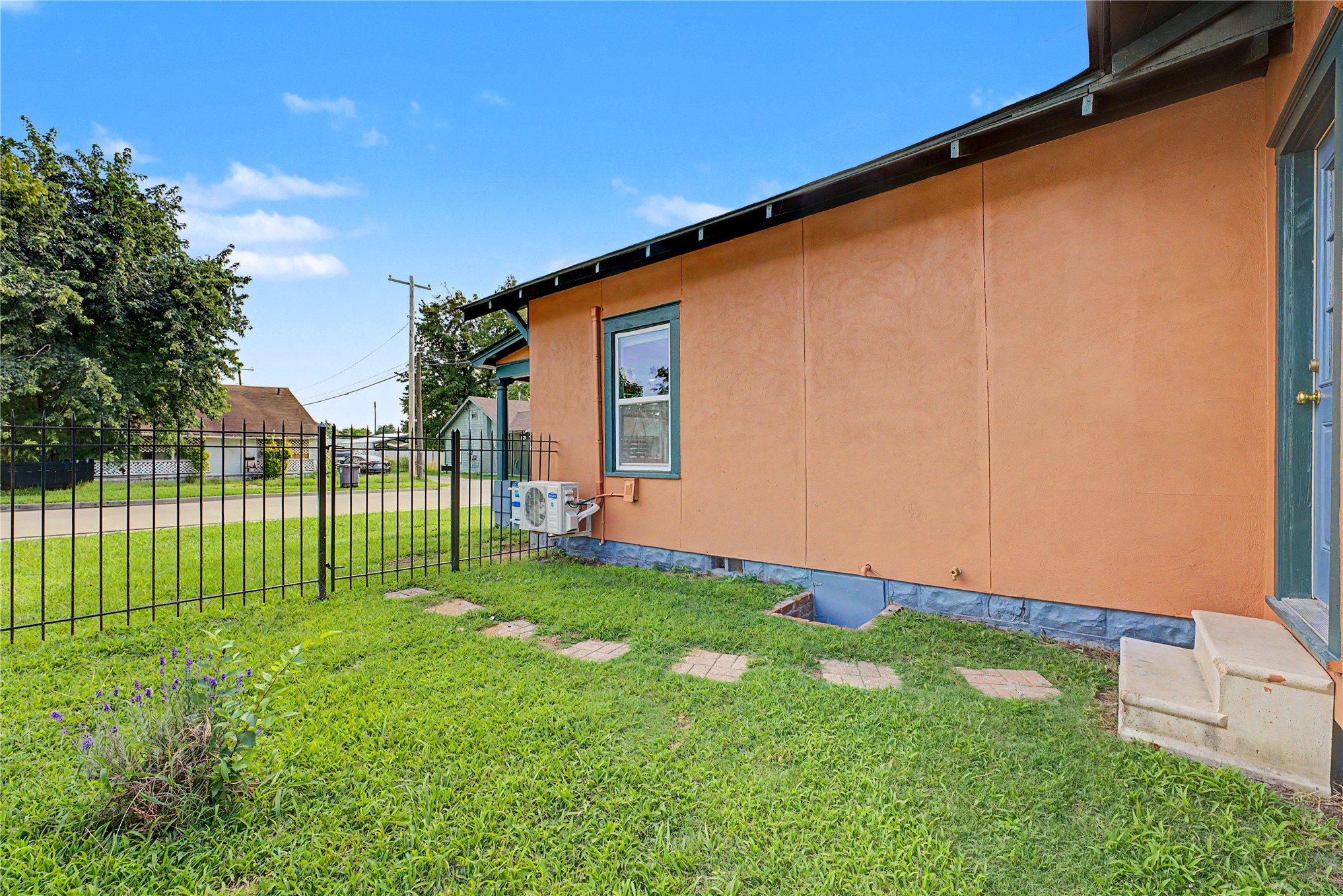 2015 E 2nd Street Unit B