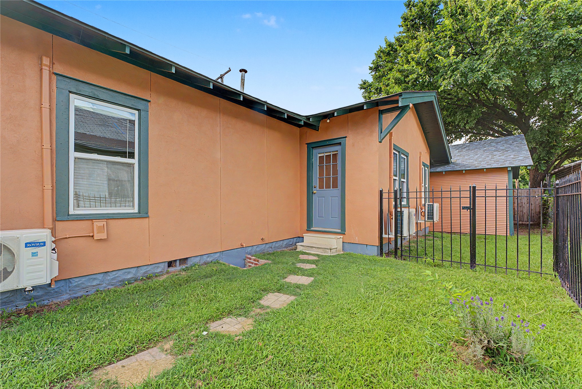 2015 E 2nd Street Unit B