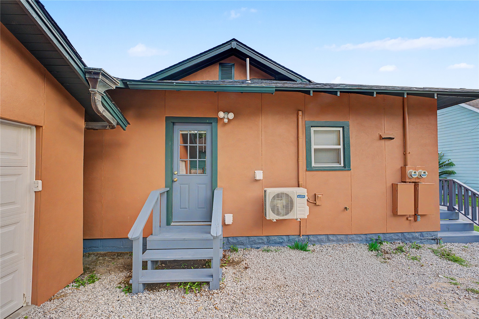 2015 E 2nd Street Unit B