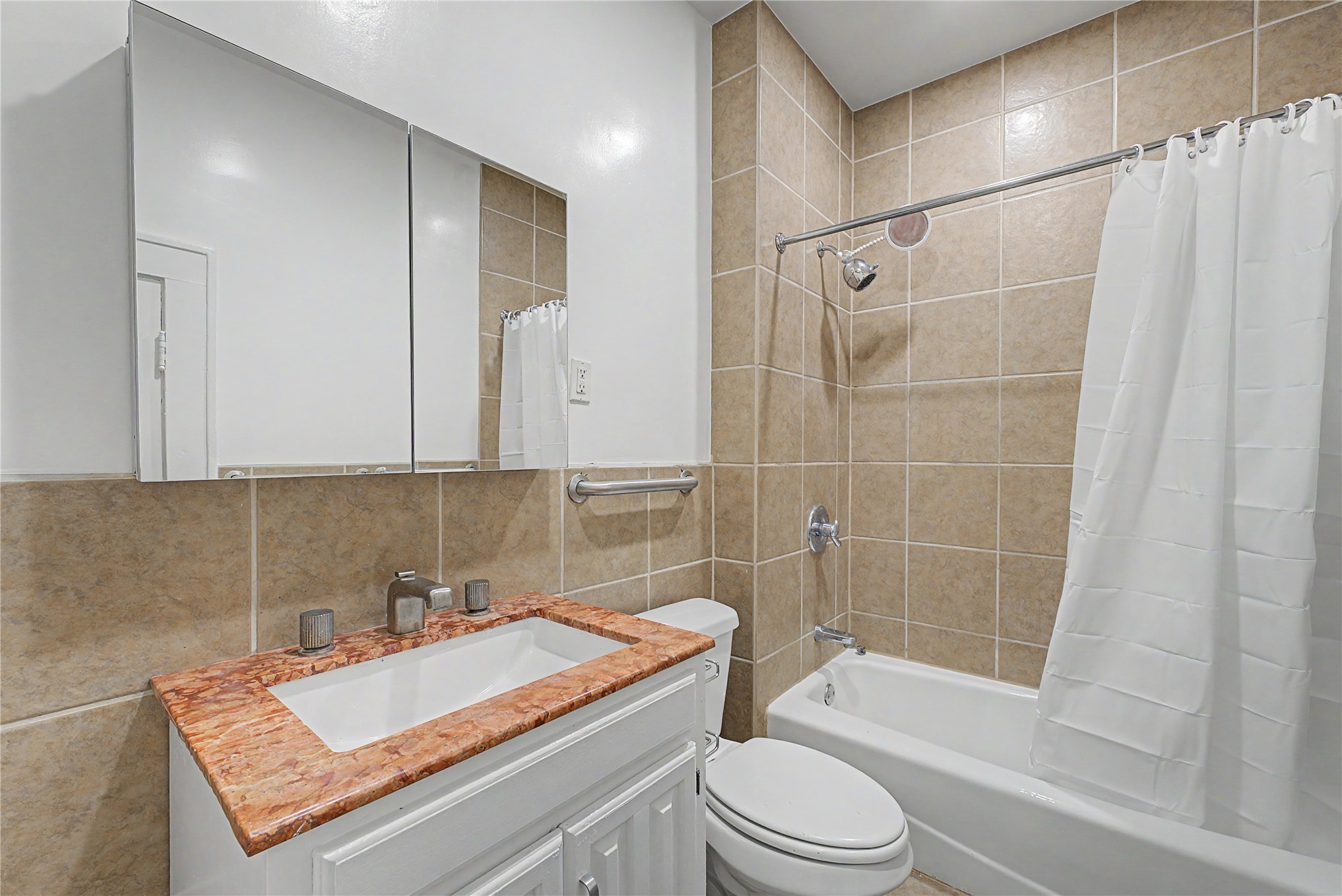 2015 E 2nd Street Unit B