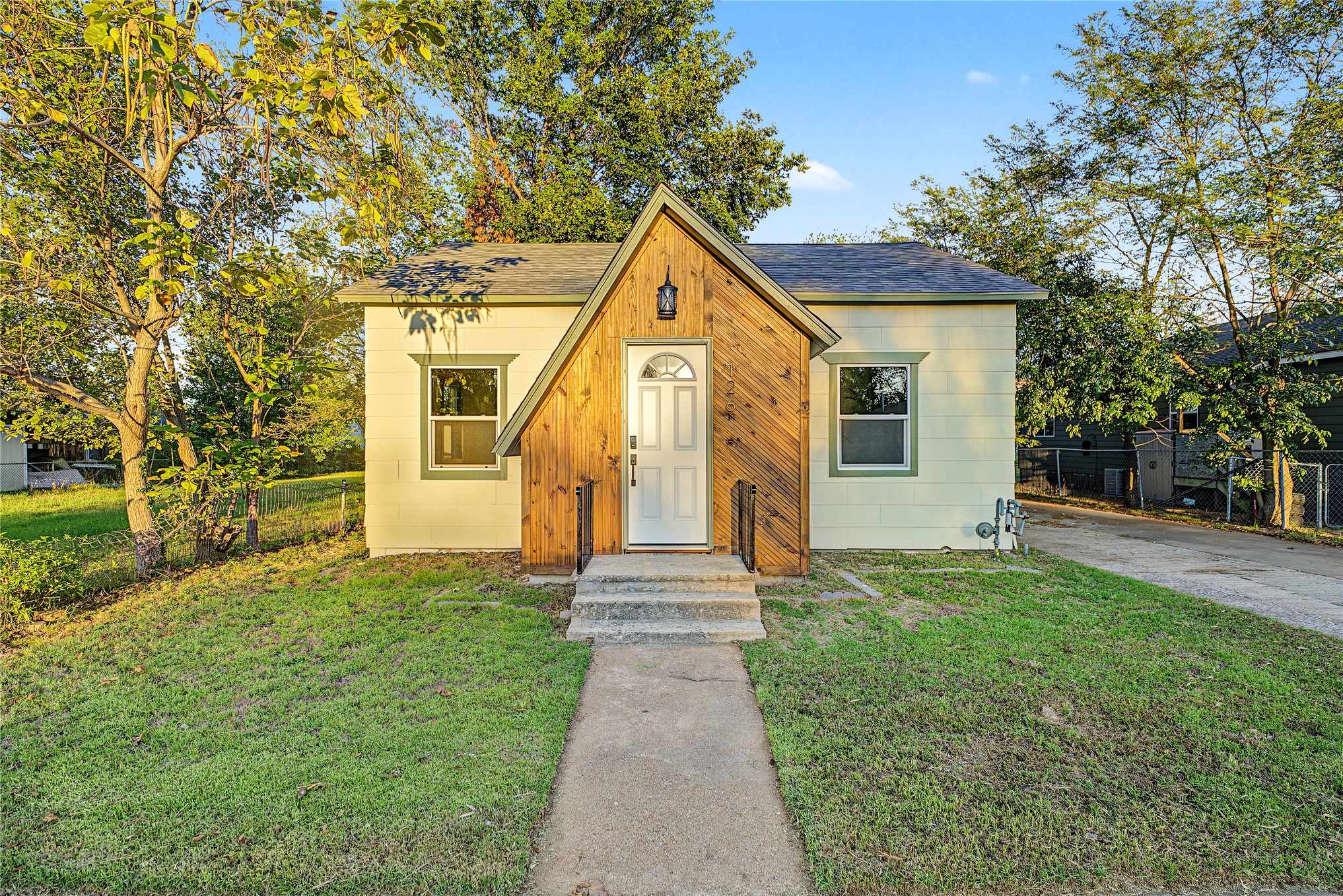 126 N Seminole Avenue