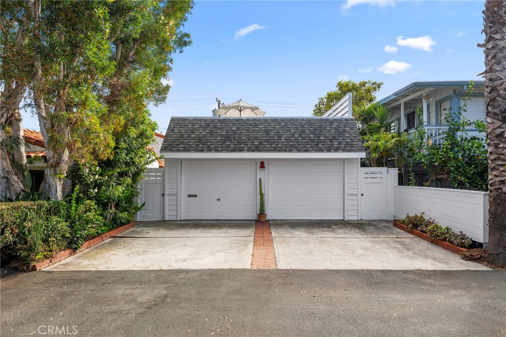 1143 Catalina Street