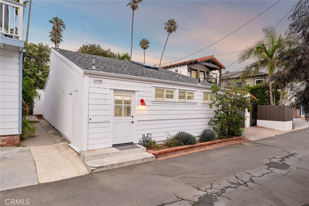 1143 Catalina Street