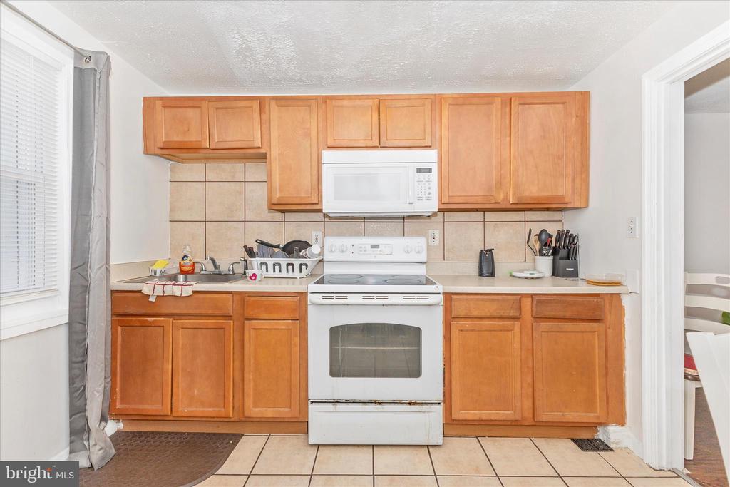1037 ELTON AVENUE