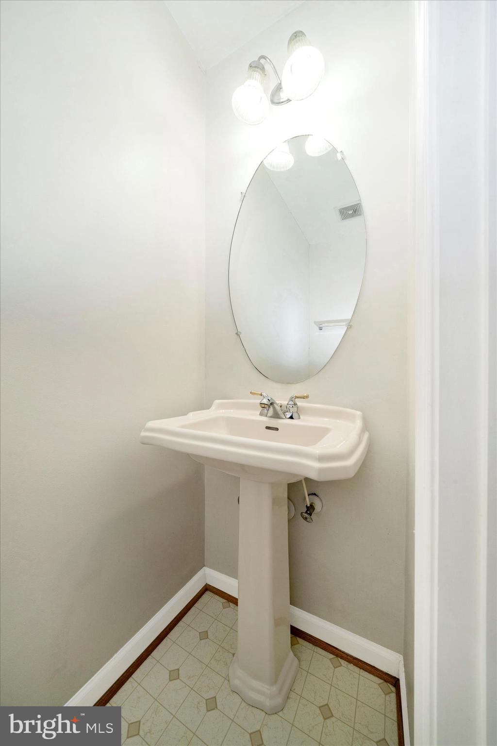 7704 ENGLISH OAK CIRCLE 10