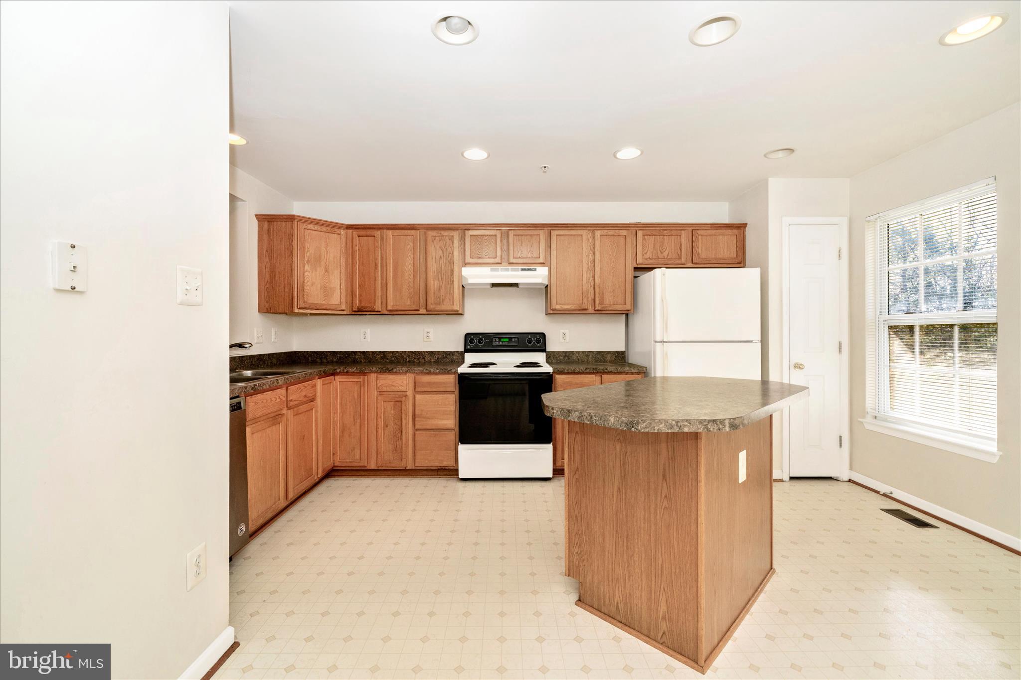 7704 ENGLISH OAK CIRCLE 10