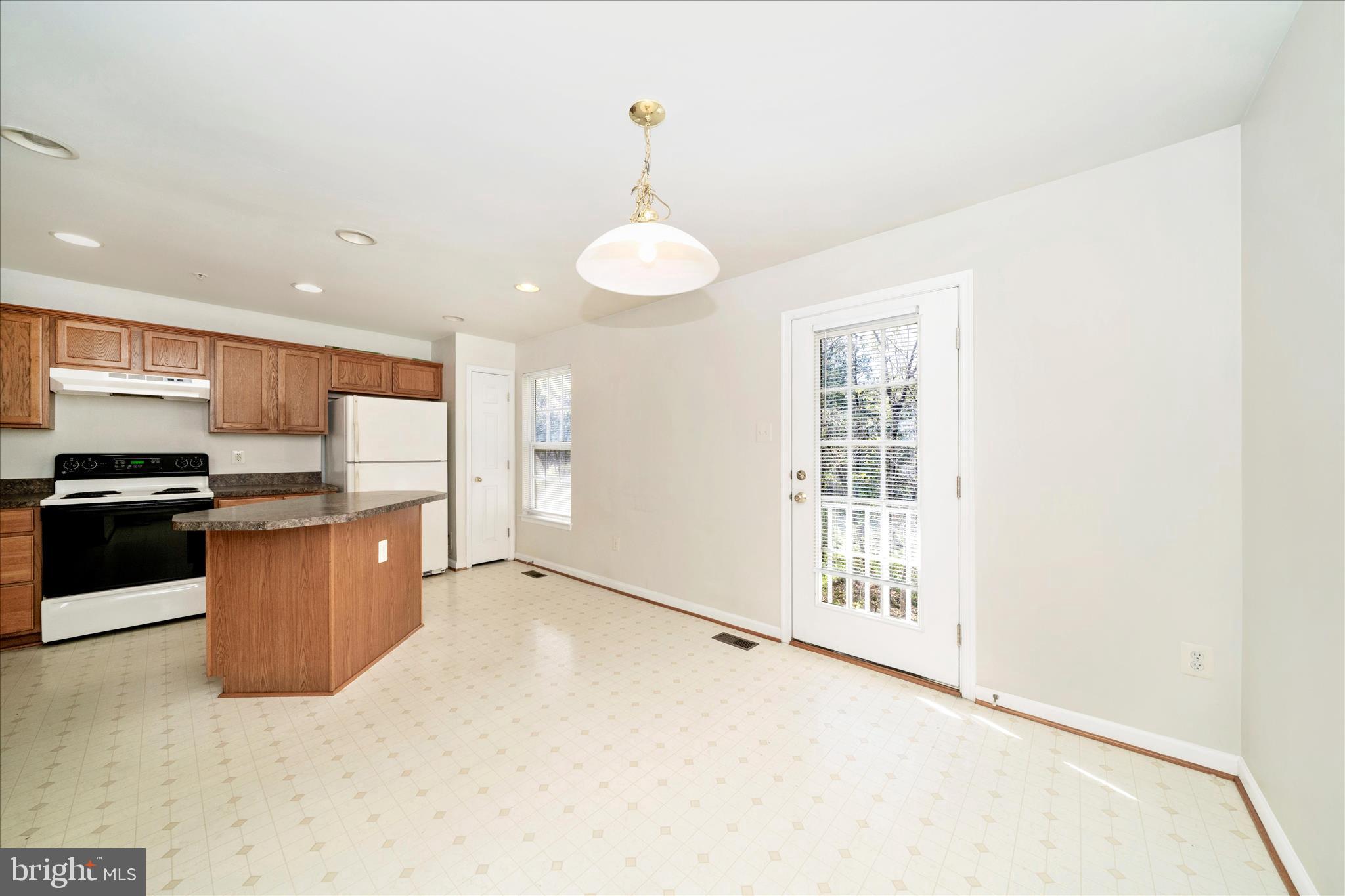 7704 ENGLISH OAK CIRCLE 10