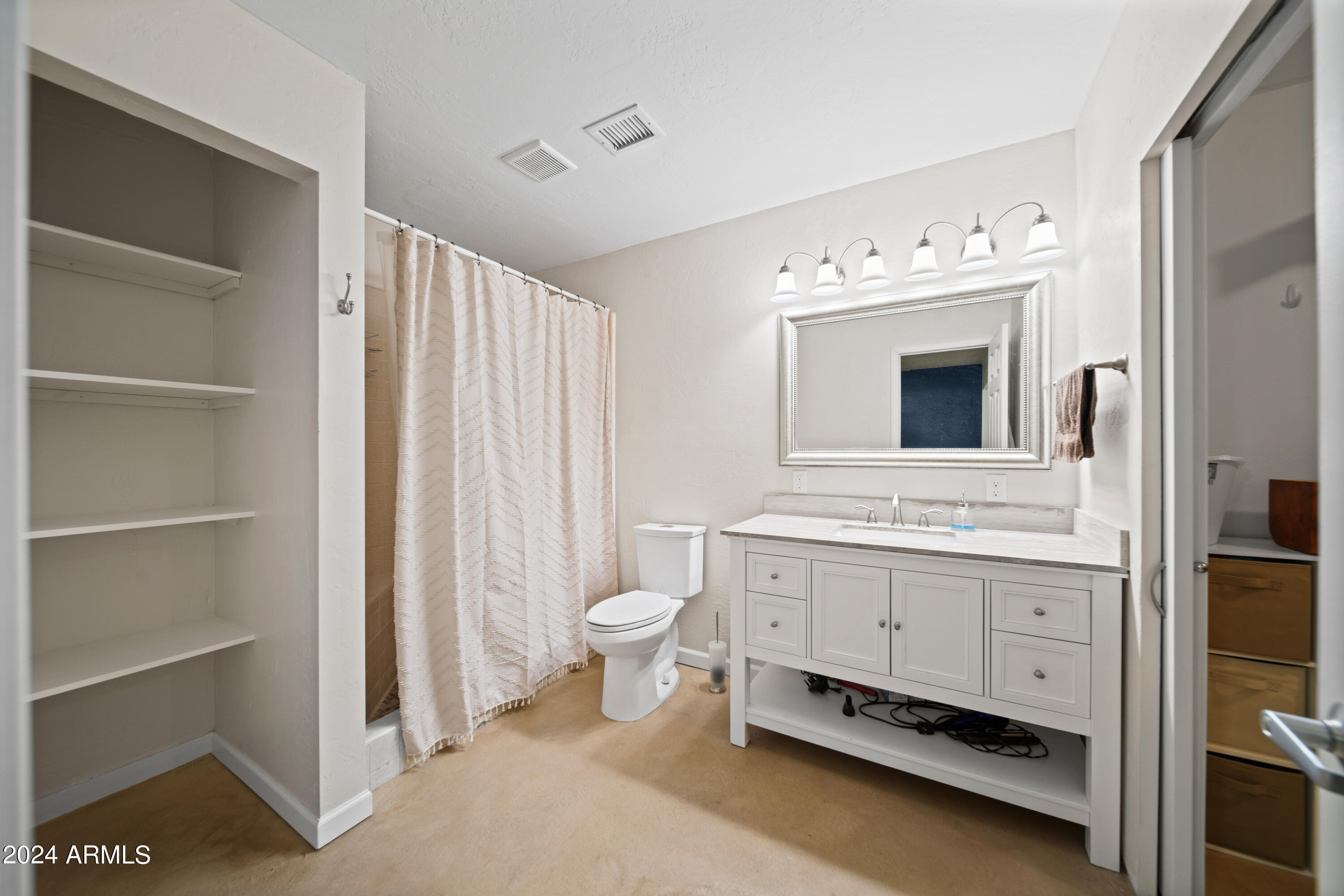 780 W SANTA FE Drive