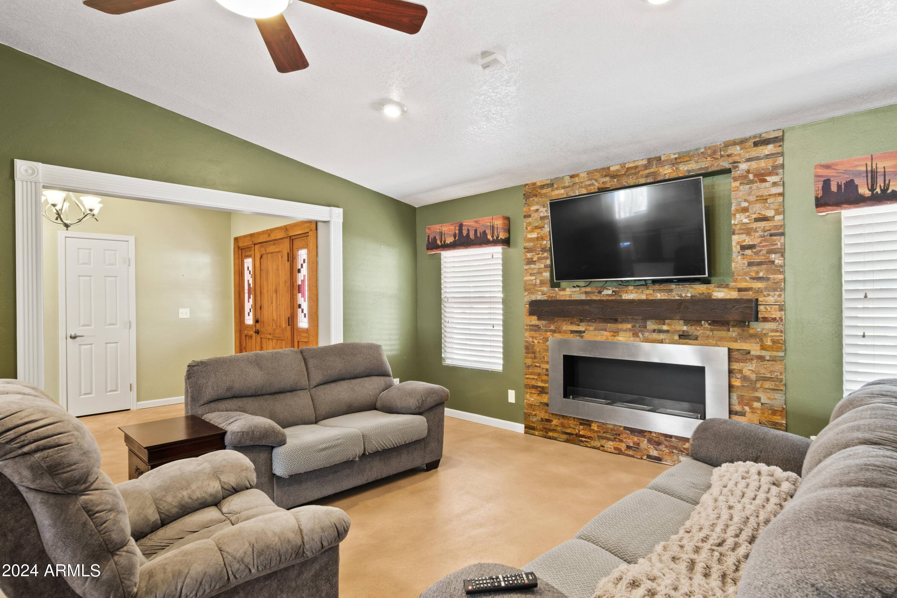780 W SANTA FE Drive