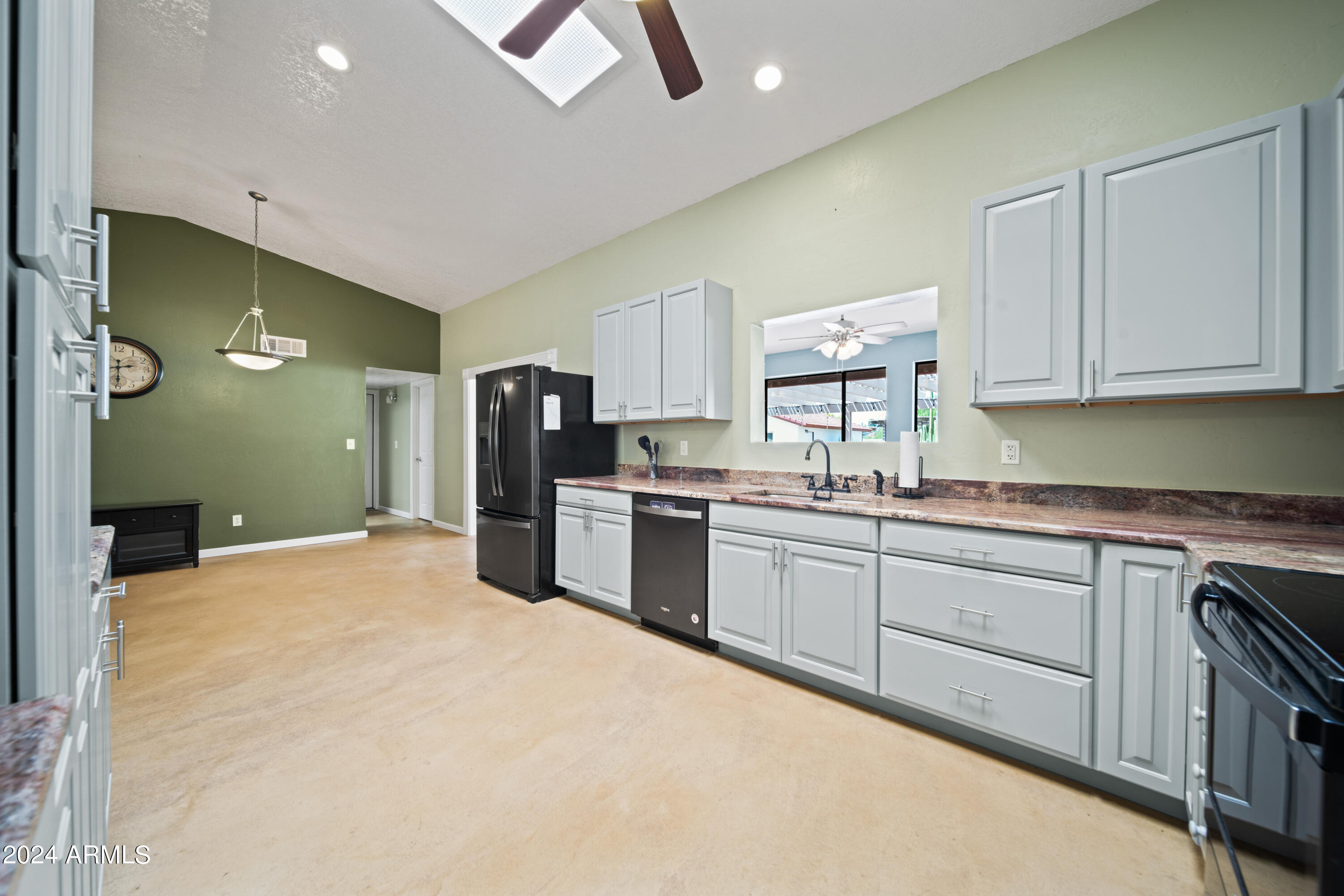 780 W SANTA FE Drive