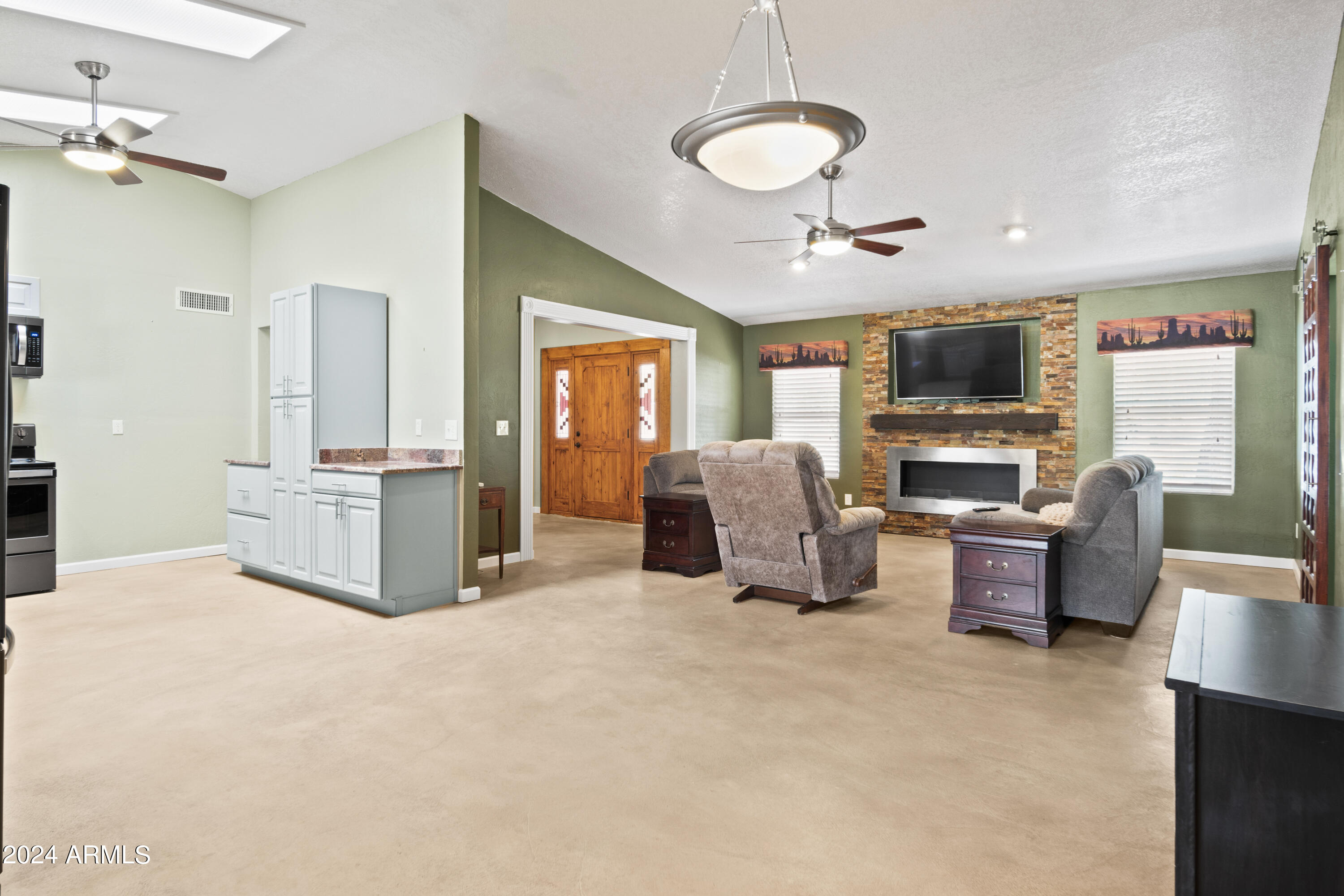 780 W SANTA FE Drive
