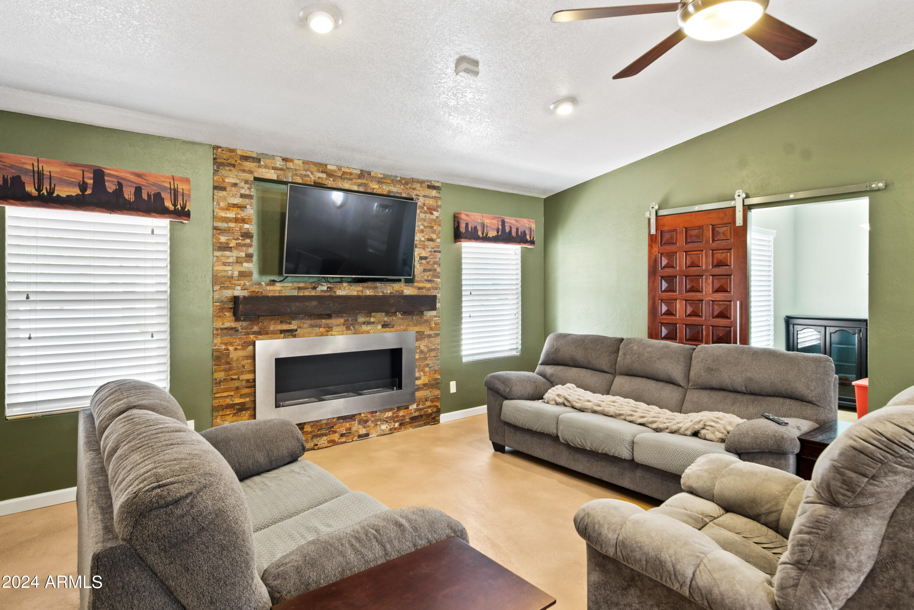 780 W SANTA FE Drive