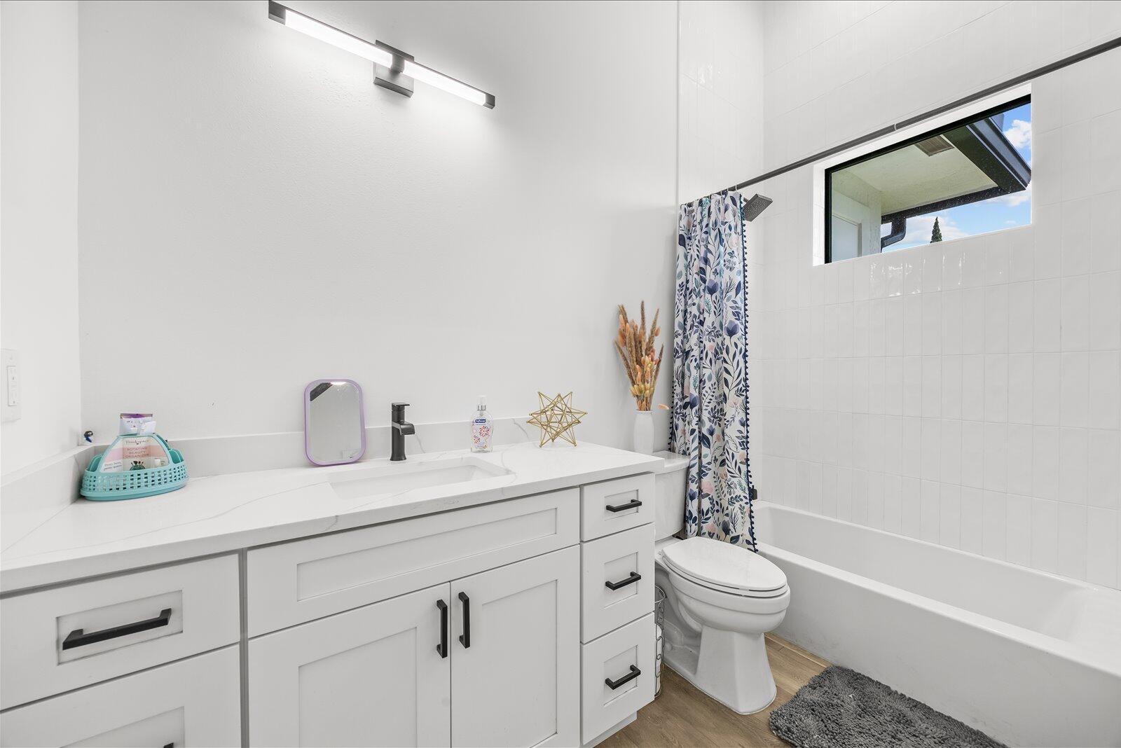 896 SW Squire Johns Lane