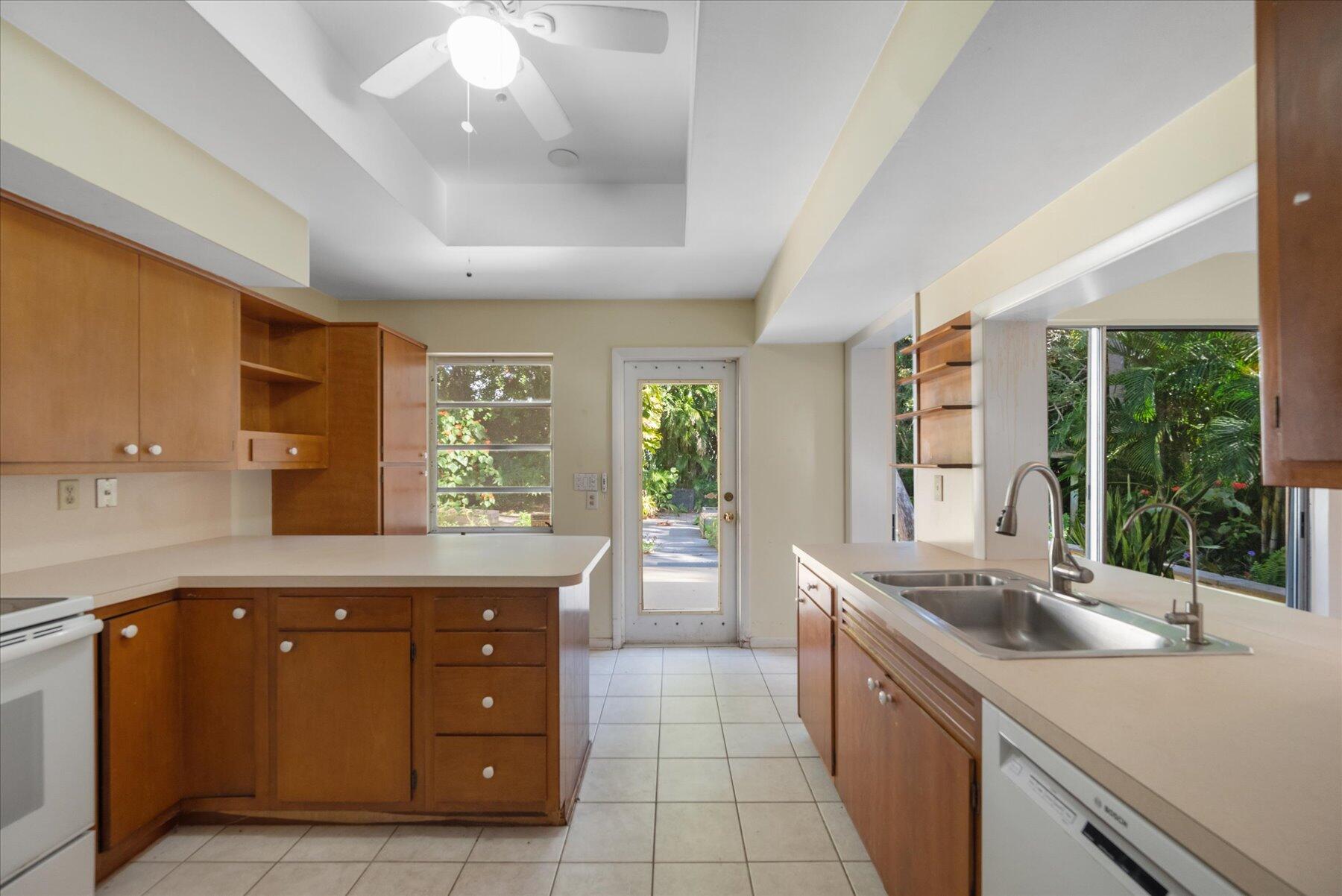 24/22 Via Lucindia Drive